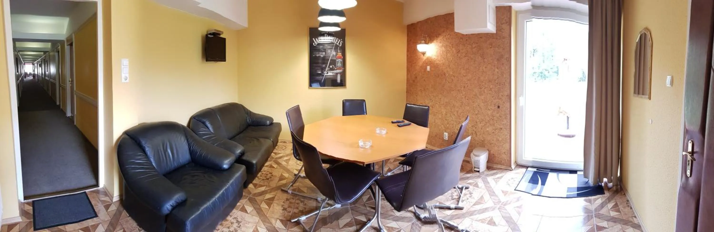 Communal lounge/ TV room in Komfort Hotel Platan