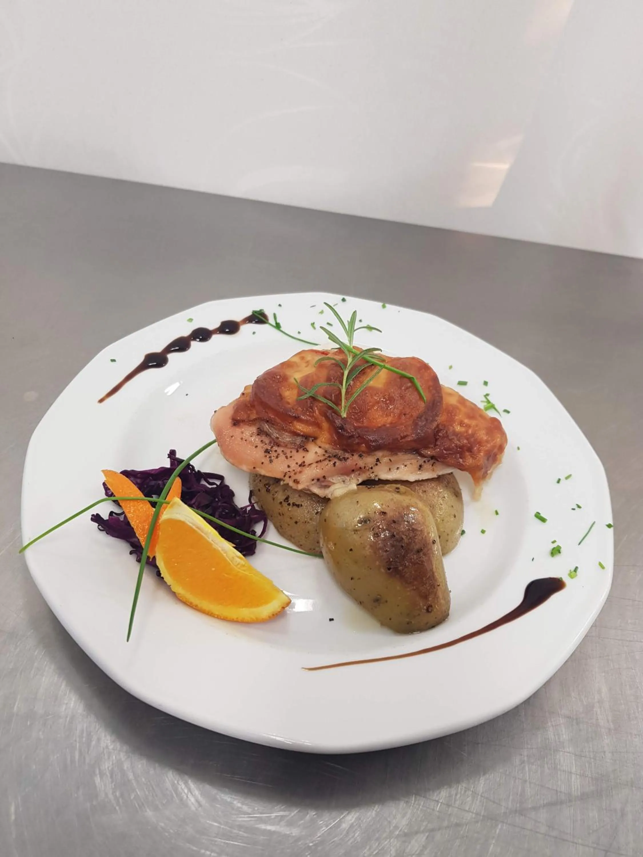 Restaurant/places to eat in Komfort Hotel Platan