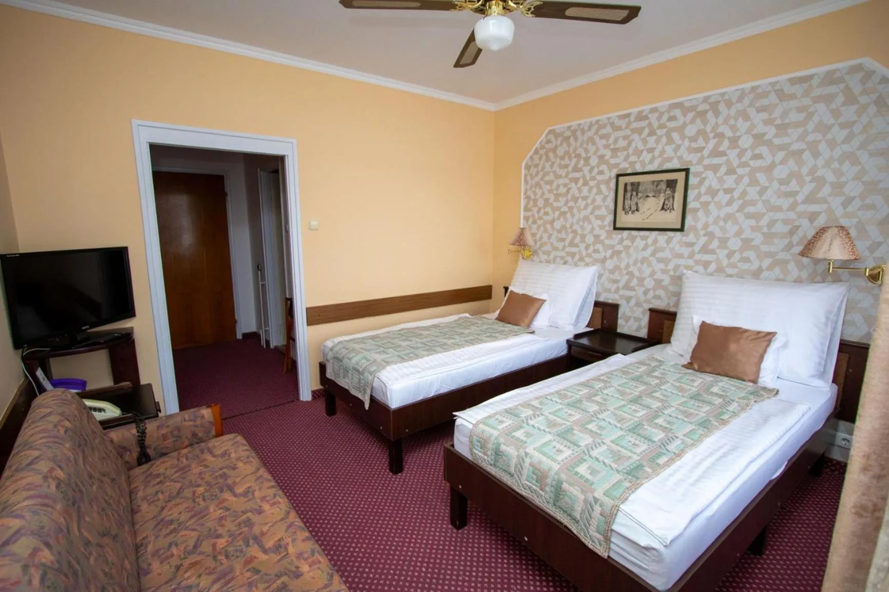 Photo of the whole room, Bed in Komfort Hotel Platan