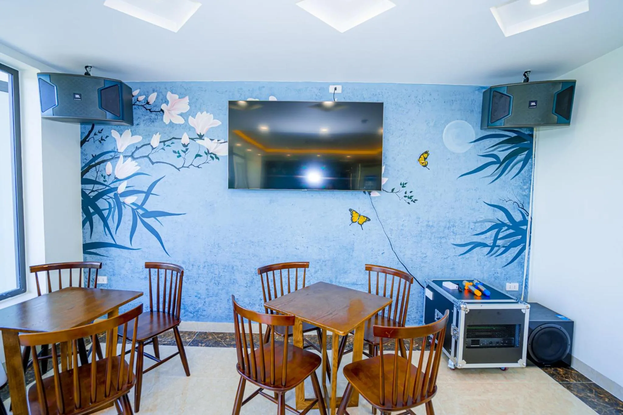 Communal lounge/ TV room in QUANG VINH HOTEL