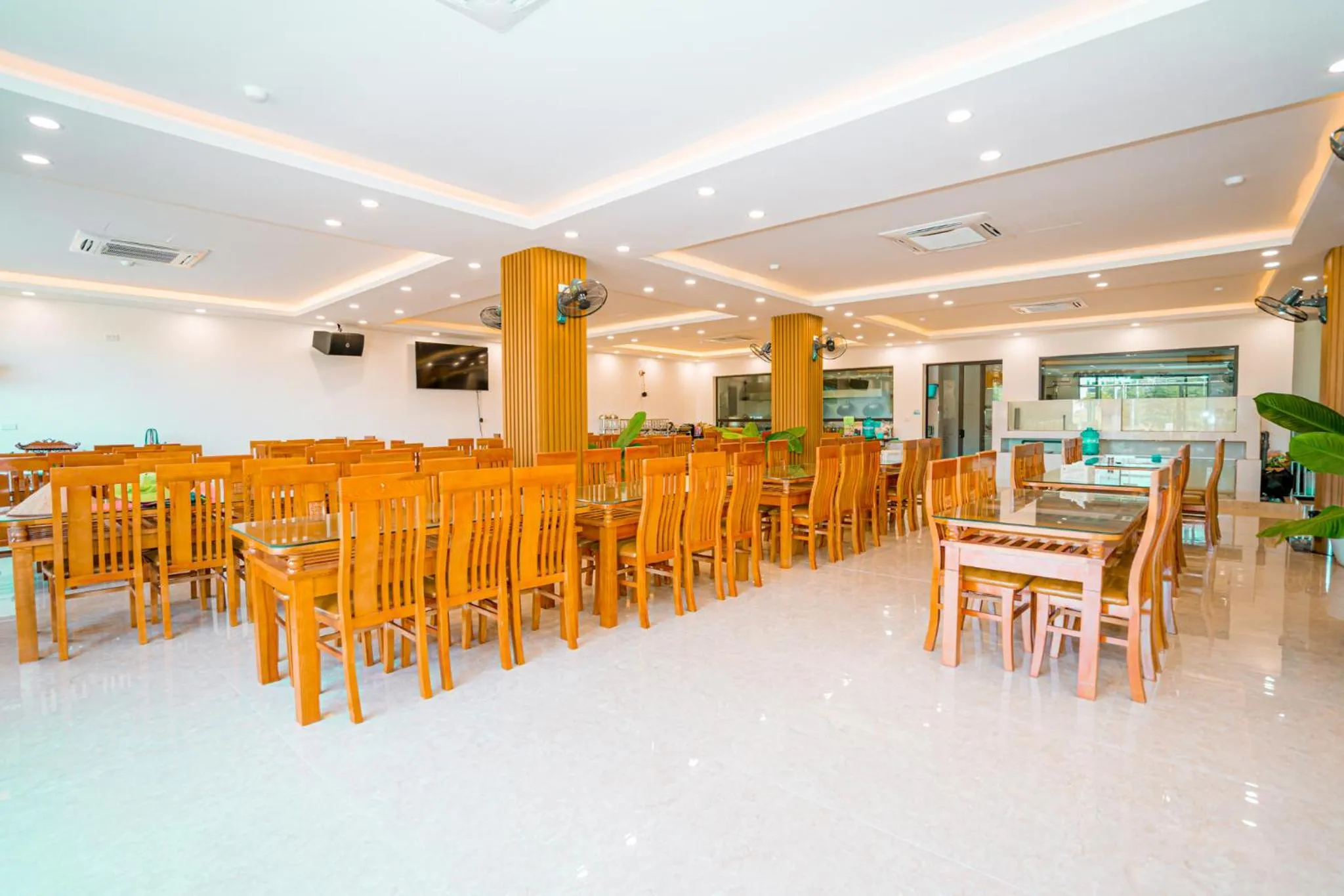 Restaurant/places to eat in QUANG VINH HOTEL