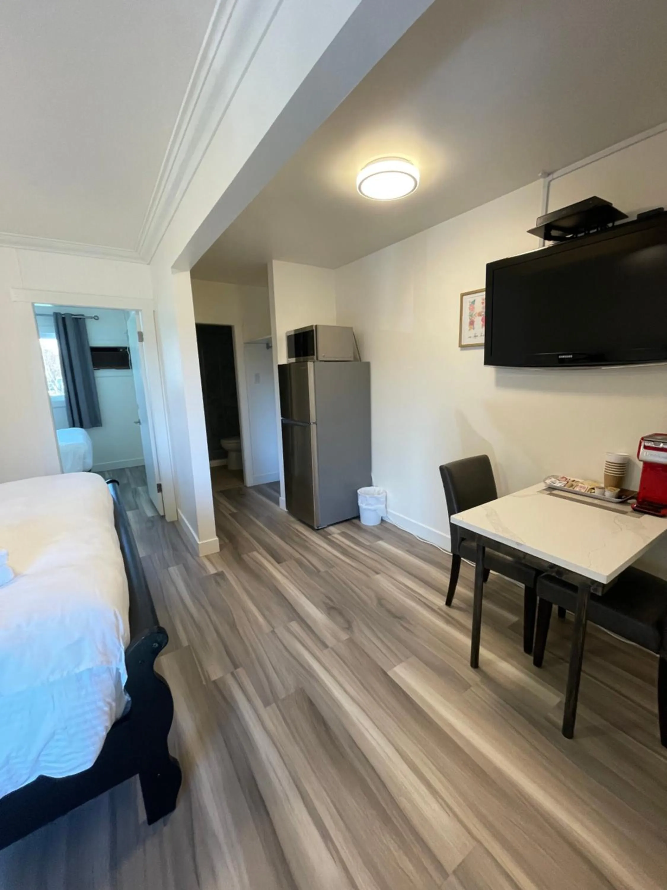 Photo of the whole room, Bed in Destination INN