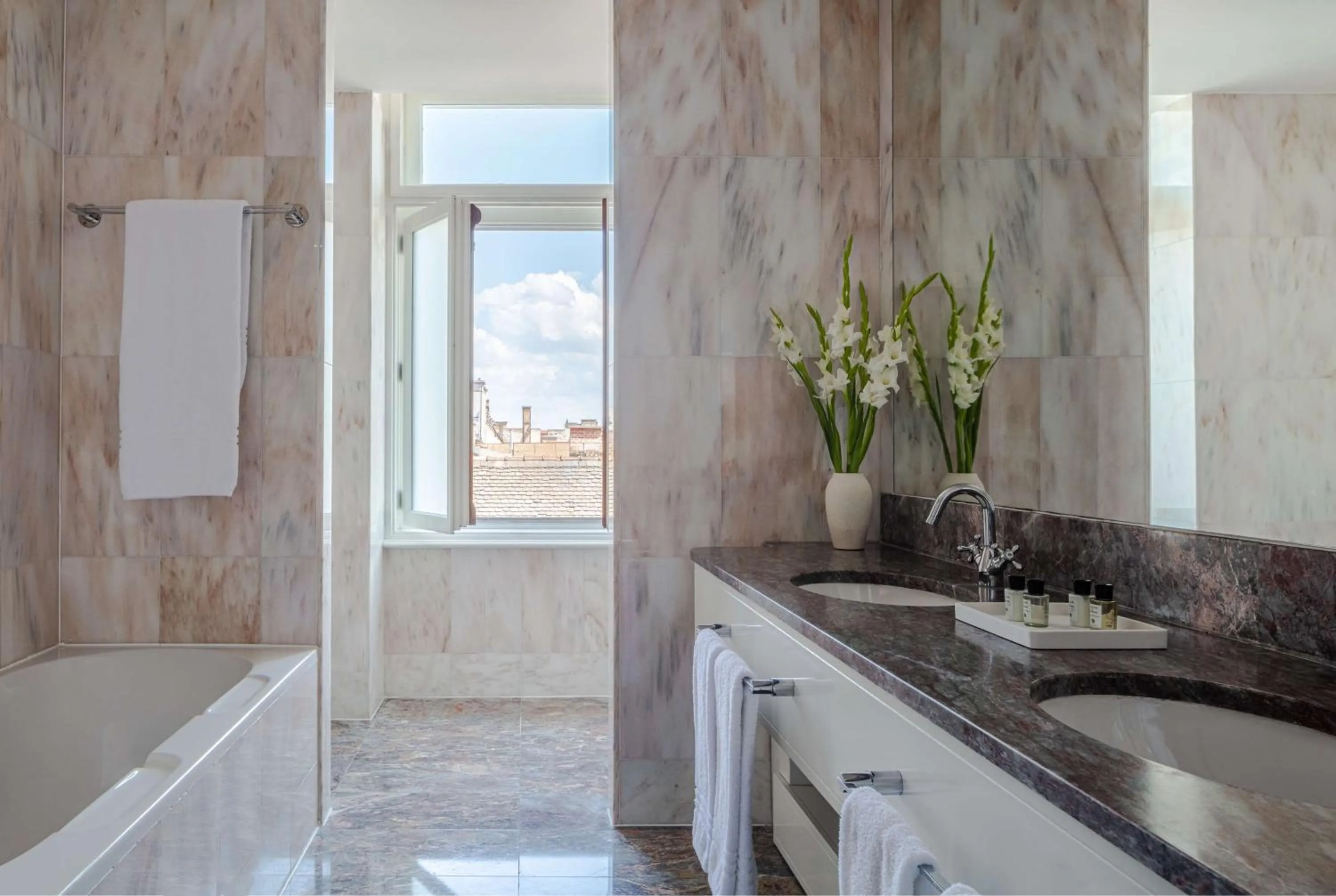 Bathroom in Anantara New York Palace Budapest - A Leading Hotel of the World