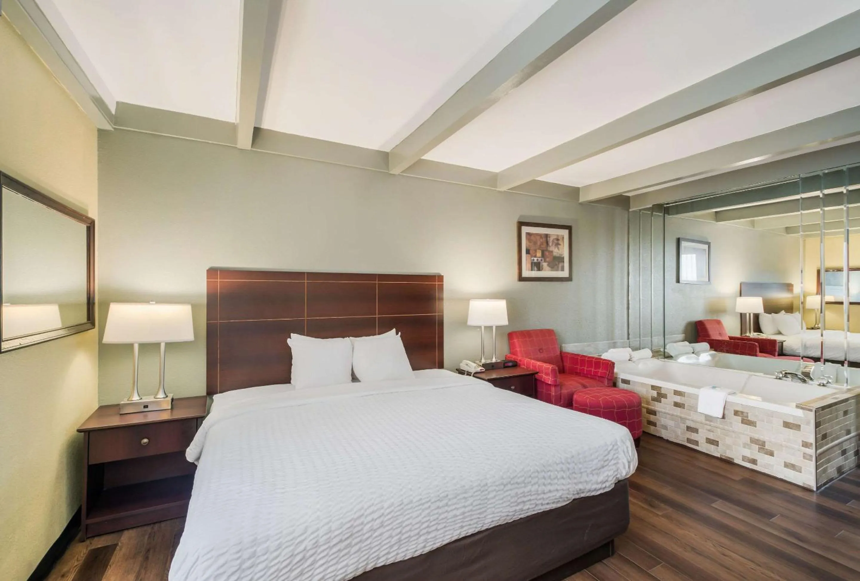 Photo of the whole room in Suburban Studios Buffalo Airport