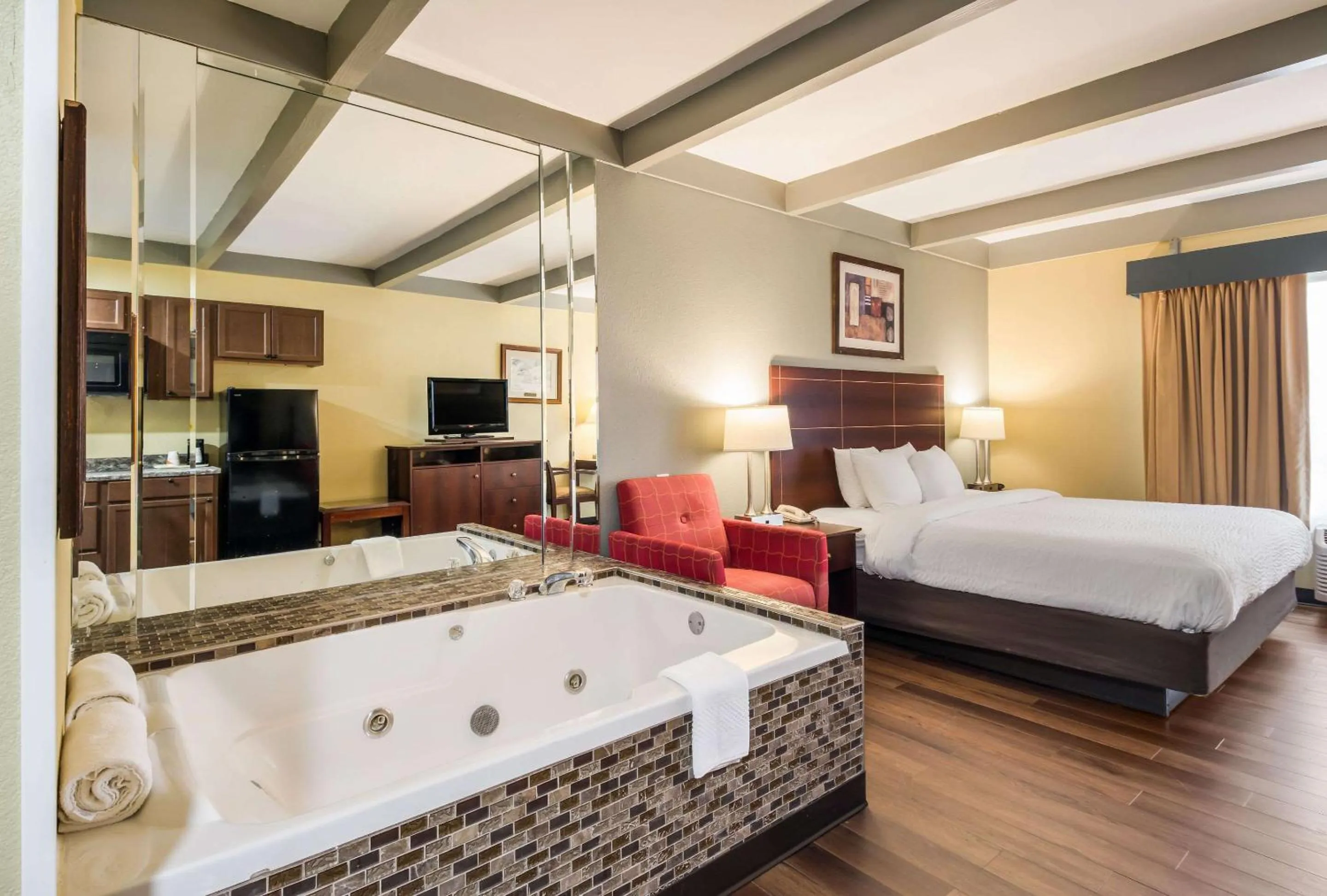 Photo of the whole room in Suburban Studios Buffalo Airport