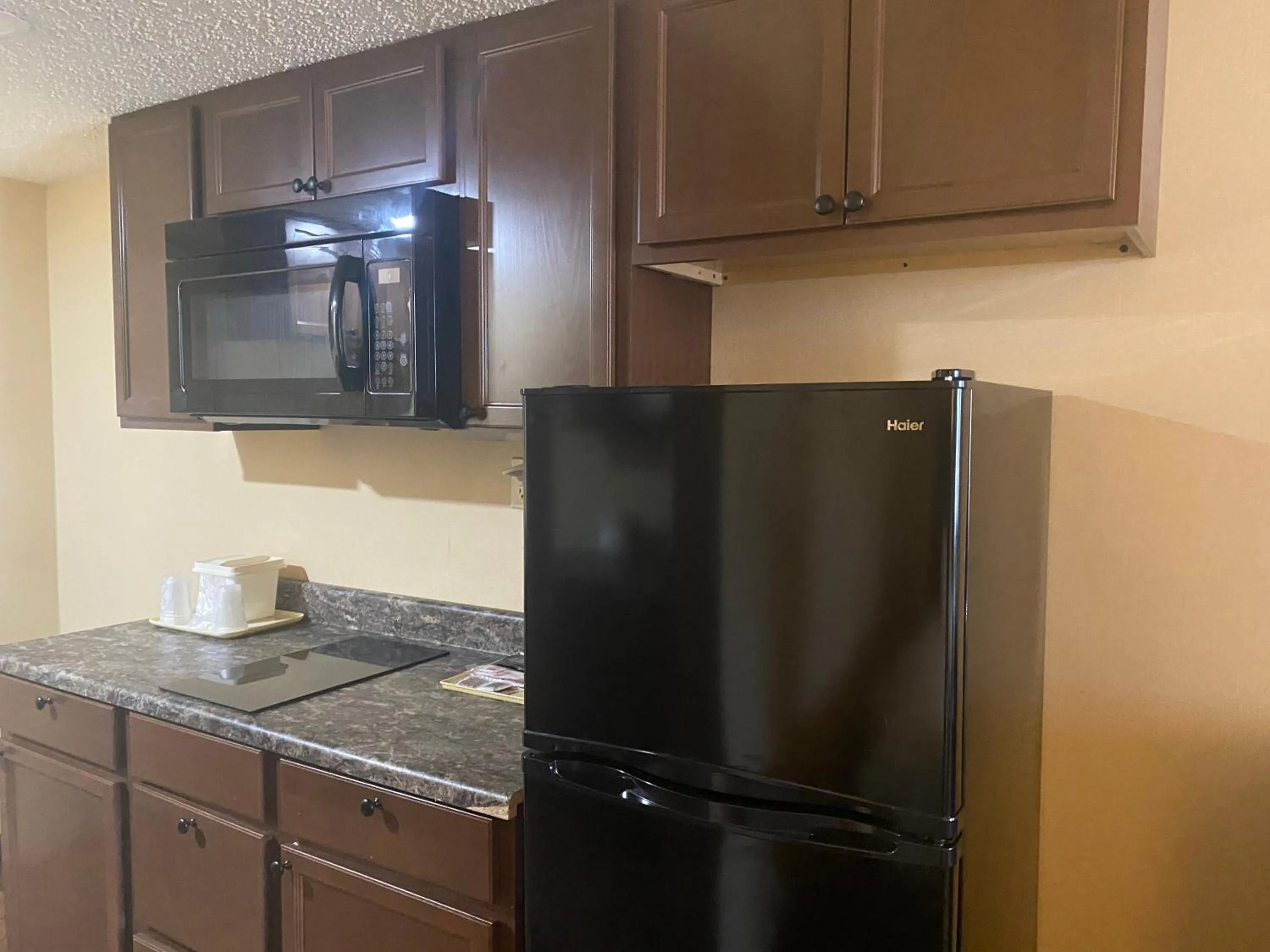 Kitchen or kitchenette in Suburban Studios Buffalo Airport