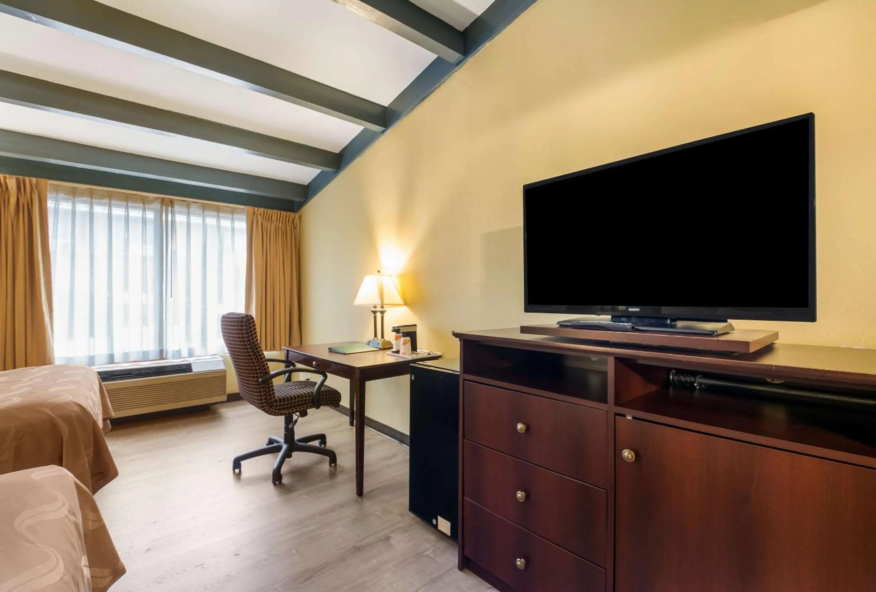 Photo of the whole room in Suburban Studios Buffalo Airport