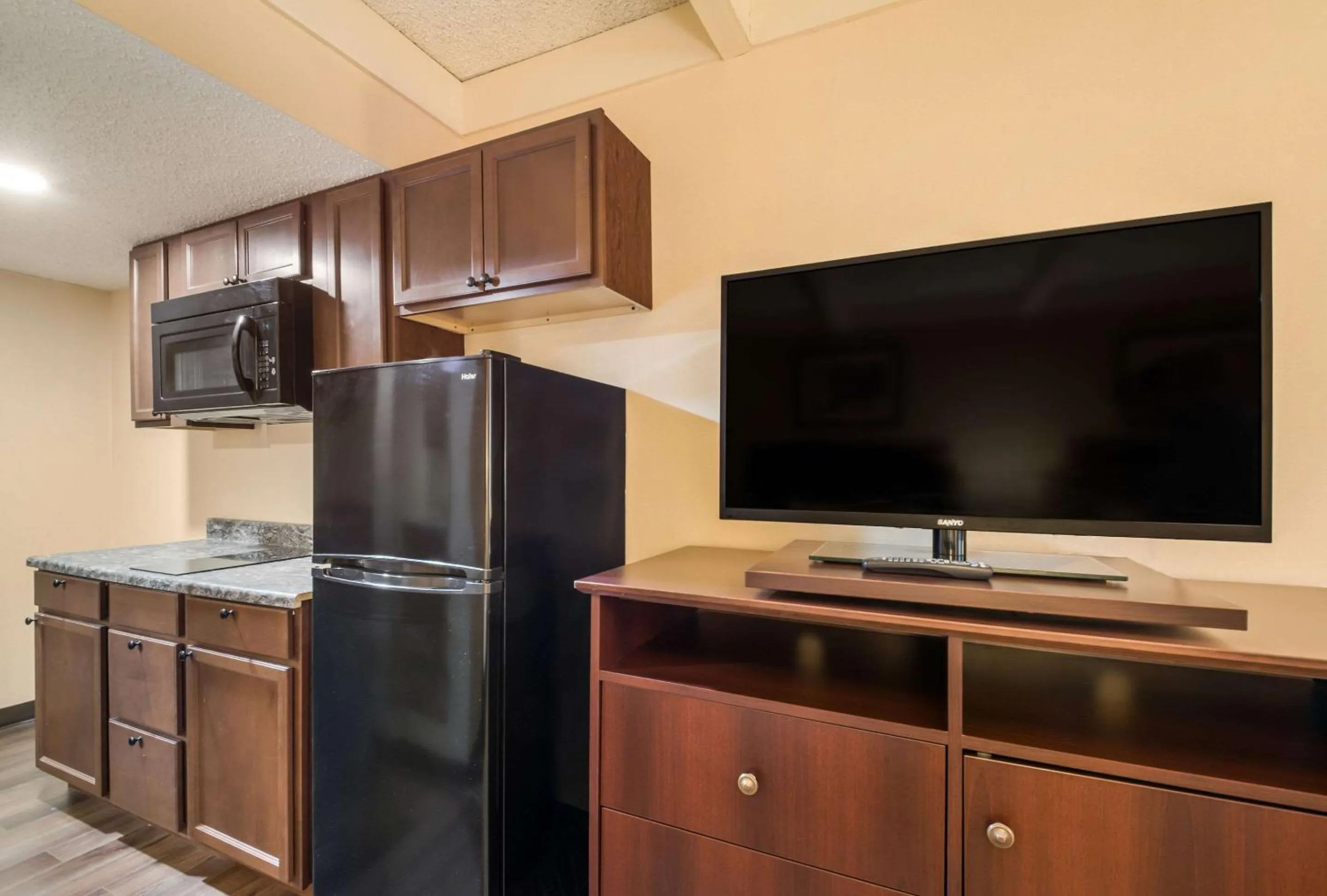 Photo of the whole room in Suburban Studios Buffalo Airport