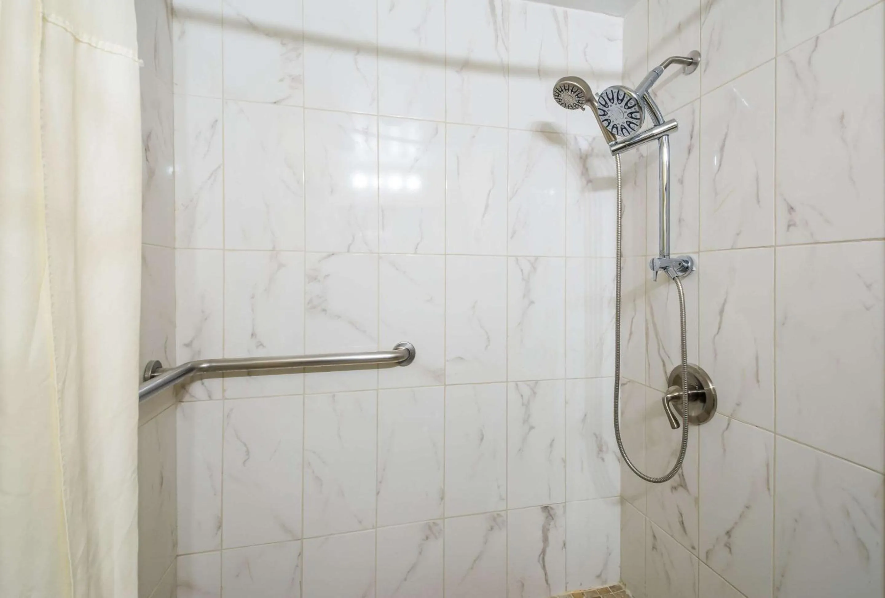 Bathroom in Suburban Studios Buffalo Airport