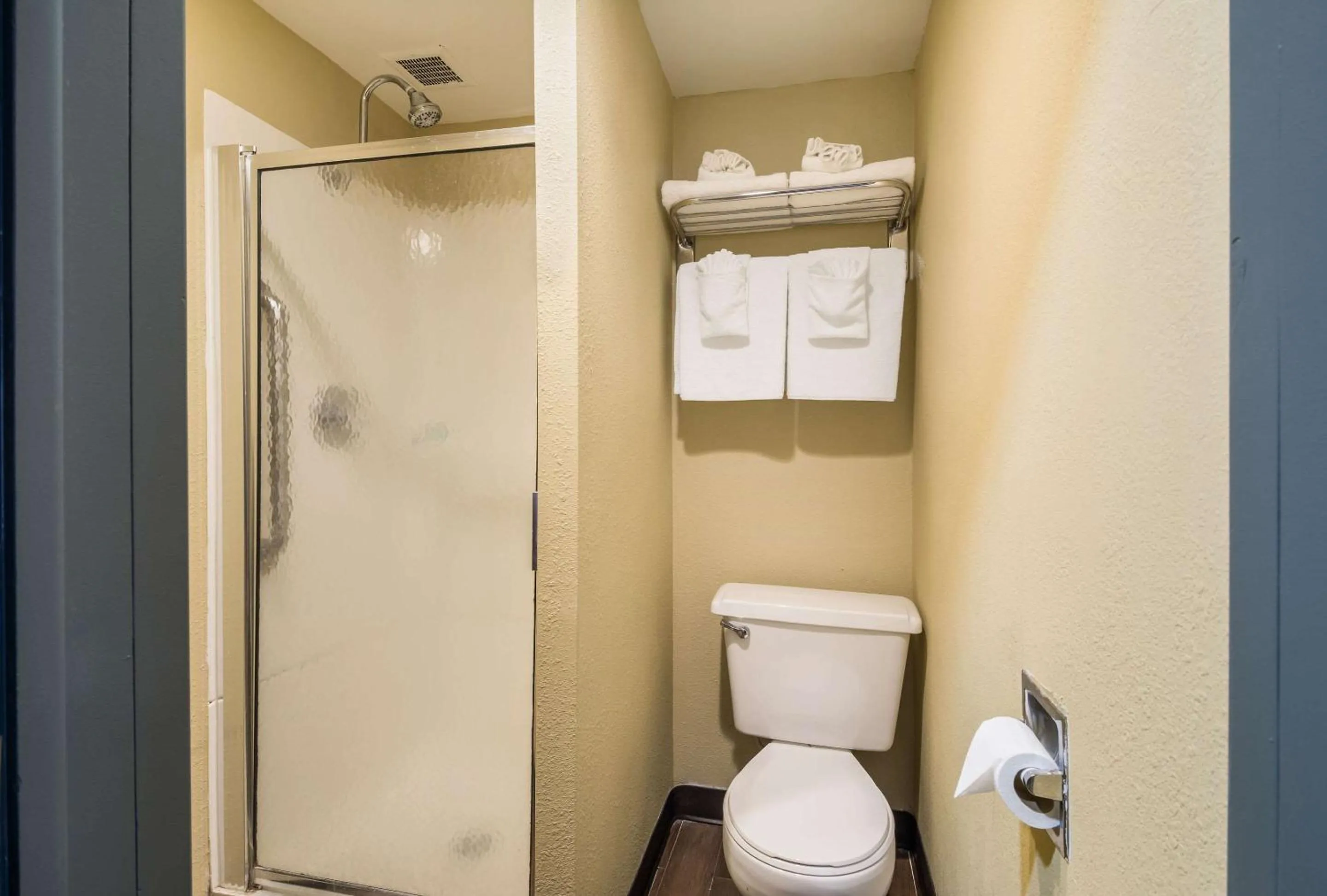 Bathroom in Suburban Studios Buffalo Airport