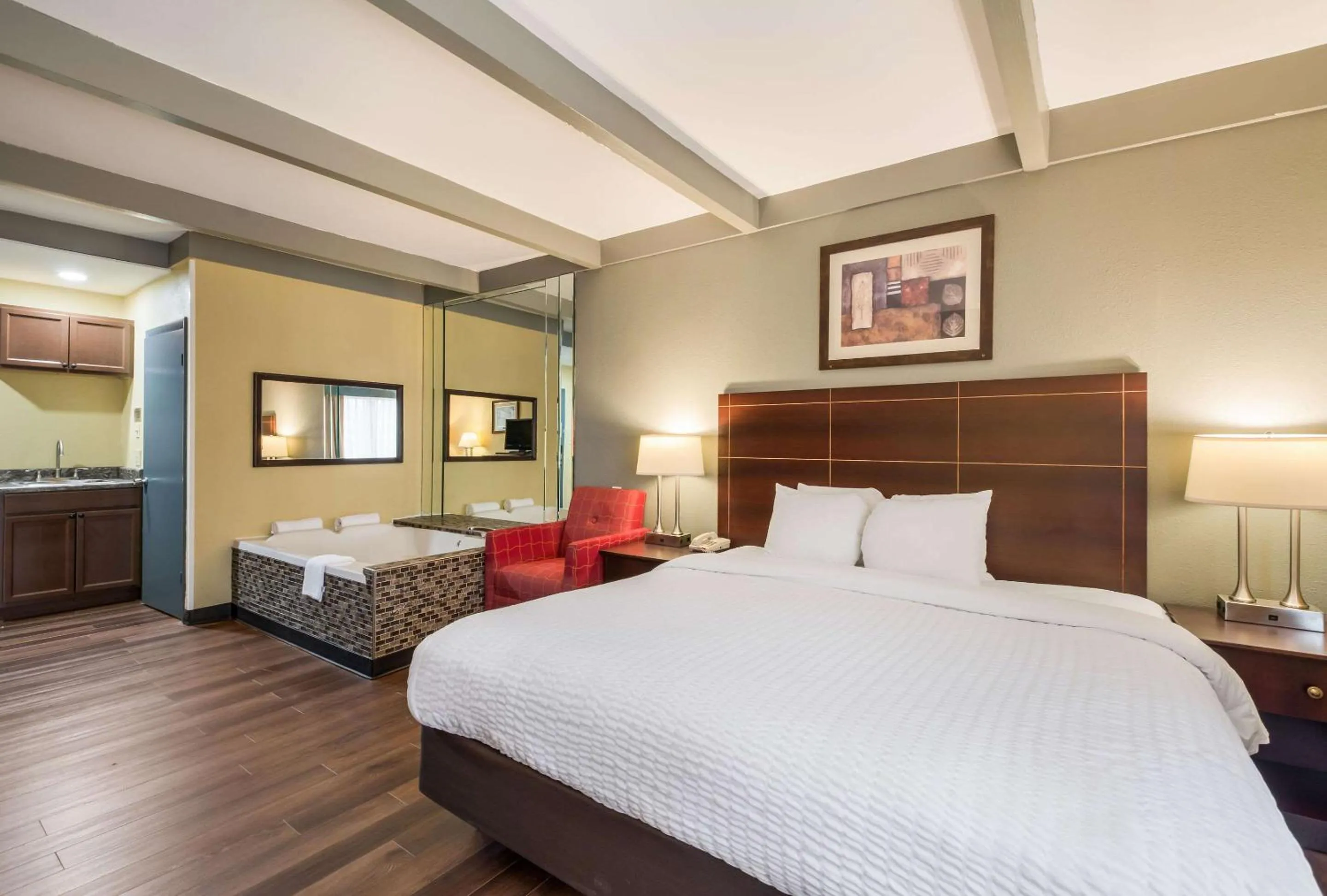 Photo of the whole room in Suburban Studios Buffalo Airport