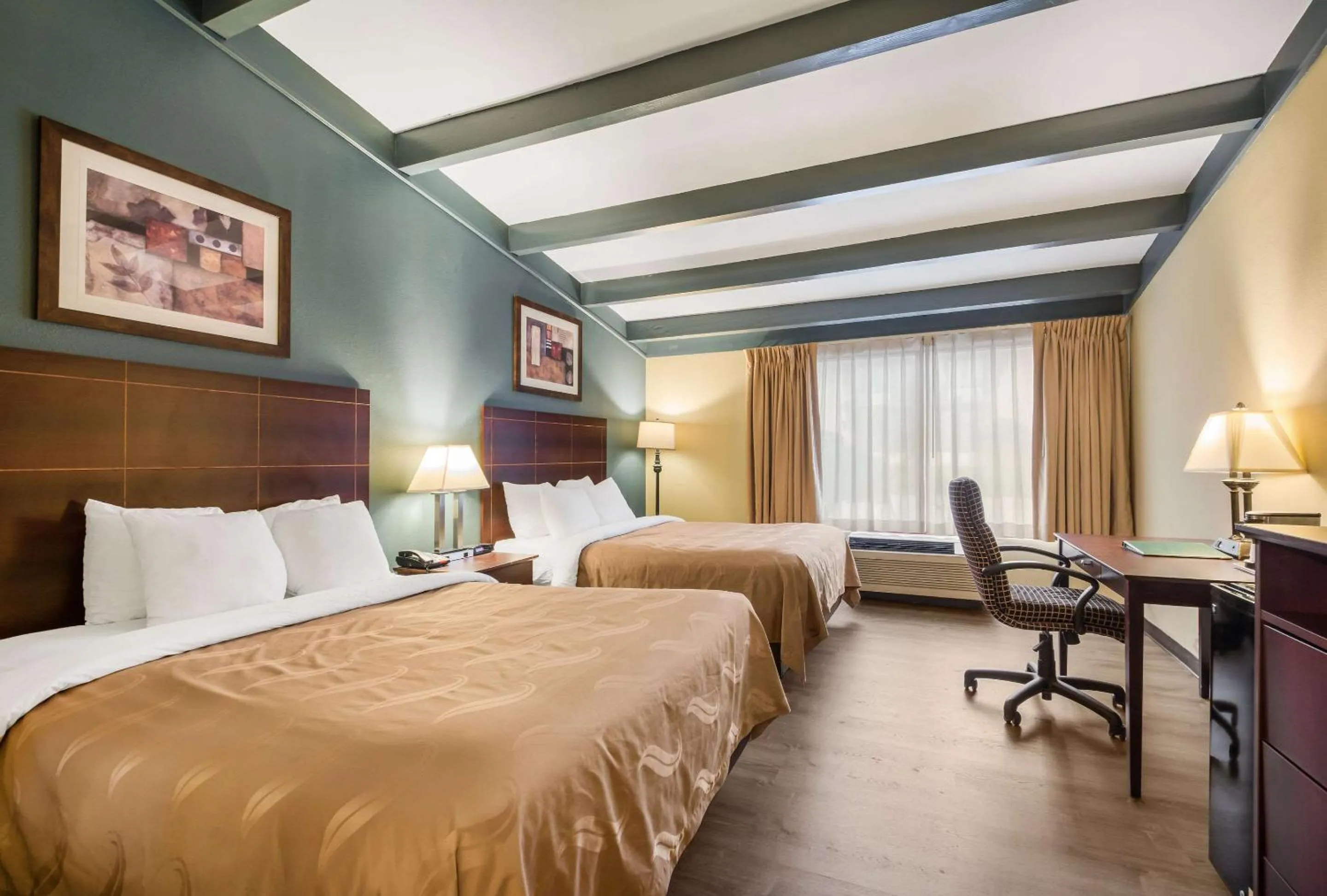 Photo of the whole room in Suburban Studios Buffalo Airport