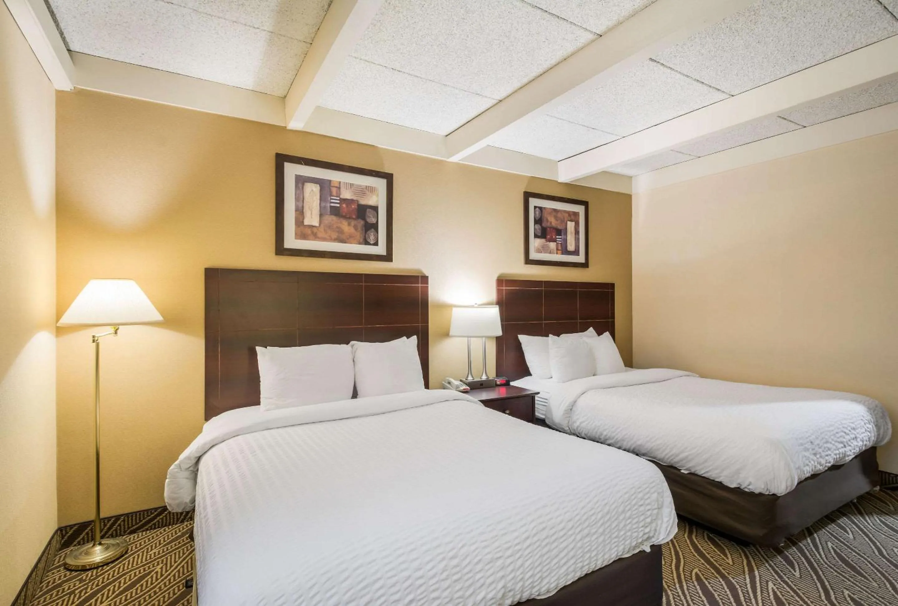 Photo of the whole room in Suburban Studios Buffalo Airport