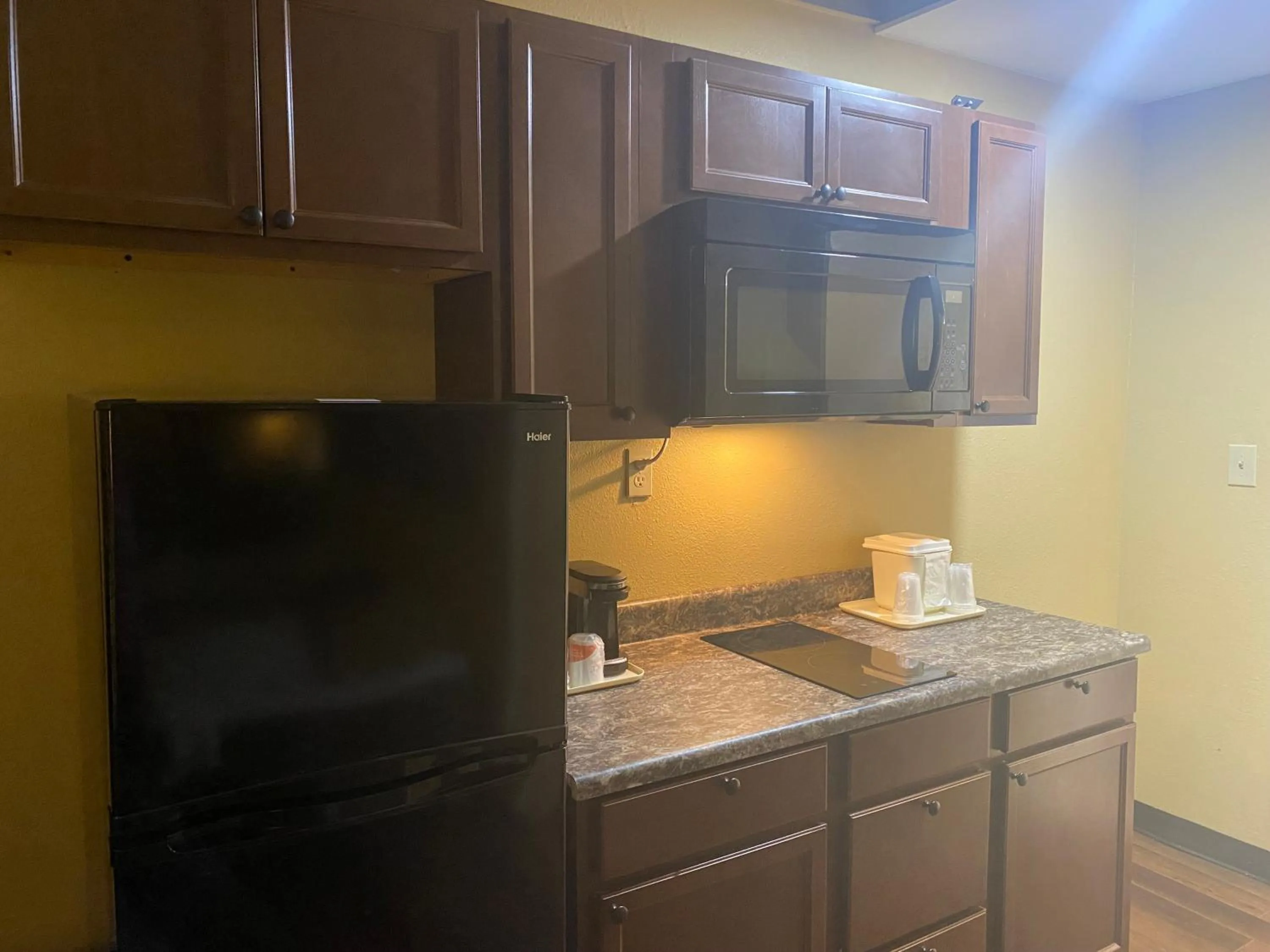 Kitchen or kitchenette in Suburban Studios Buffalo Airport