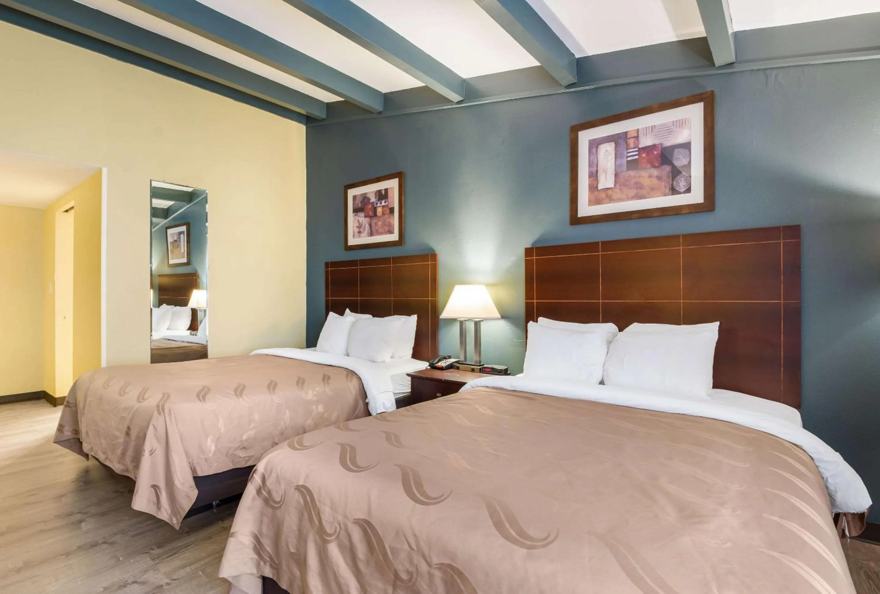 Photo of the whole room in Suburban Studios Buffalo Airport