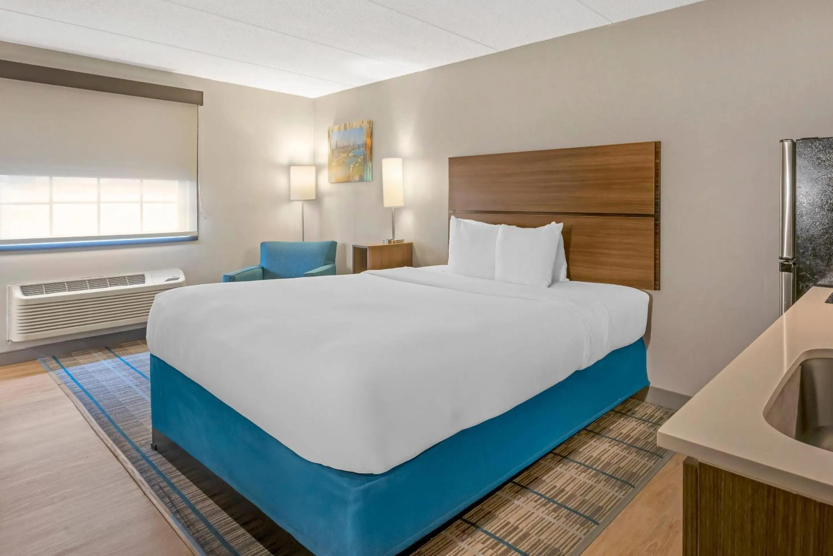 Bedroom, Bed in MainStay Suites Oakbrook Terrace - Chicago