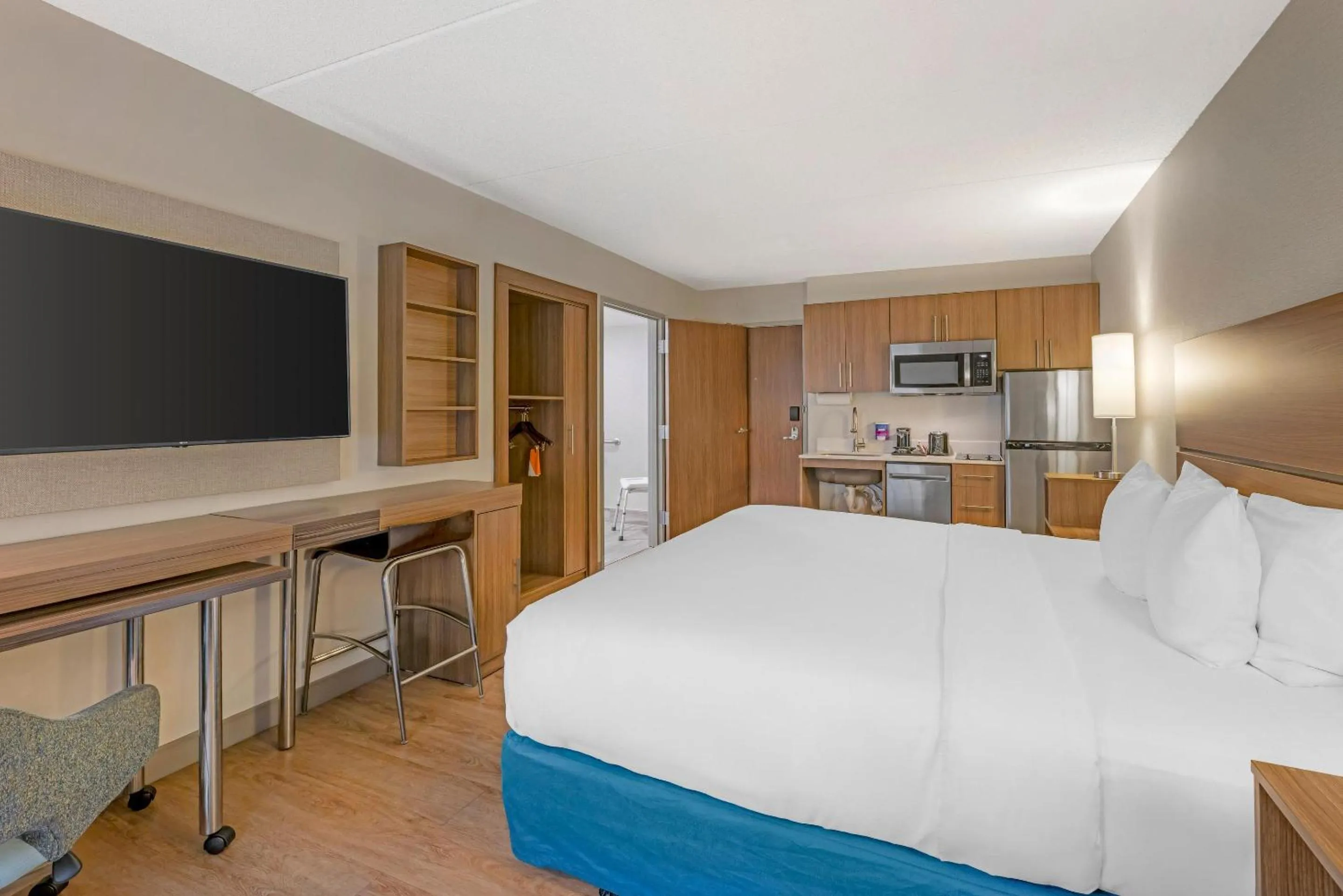 Bedroom, Bed in MainStay Suites Oakbrook Terrace - Chicago