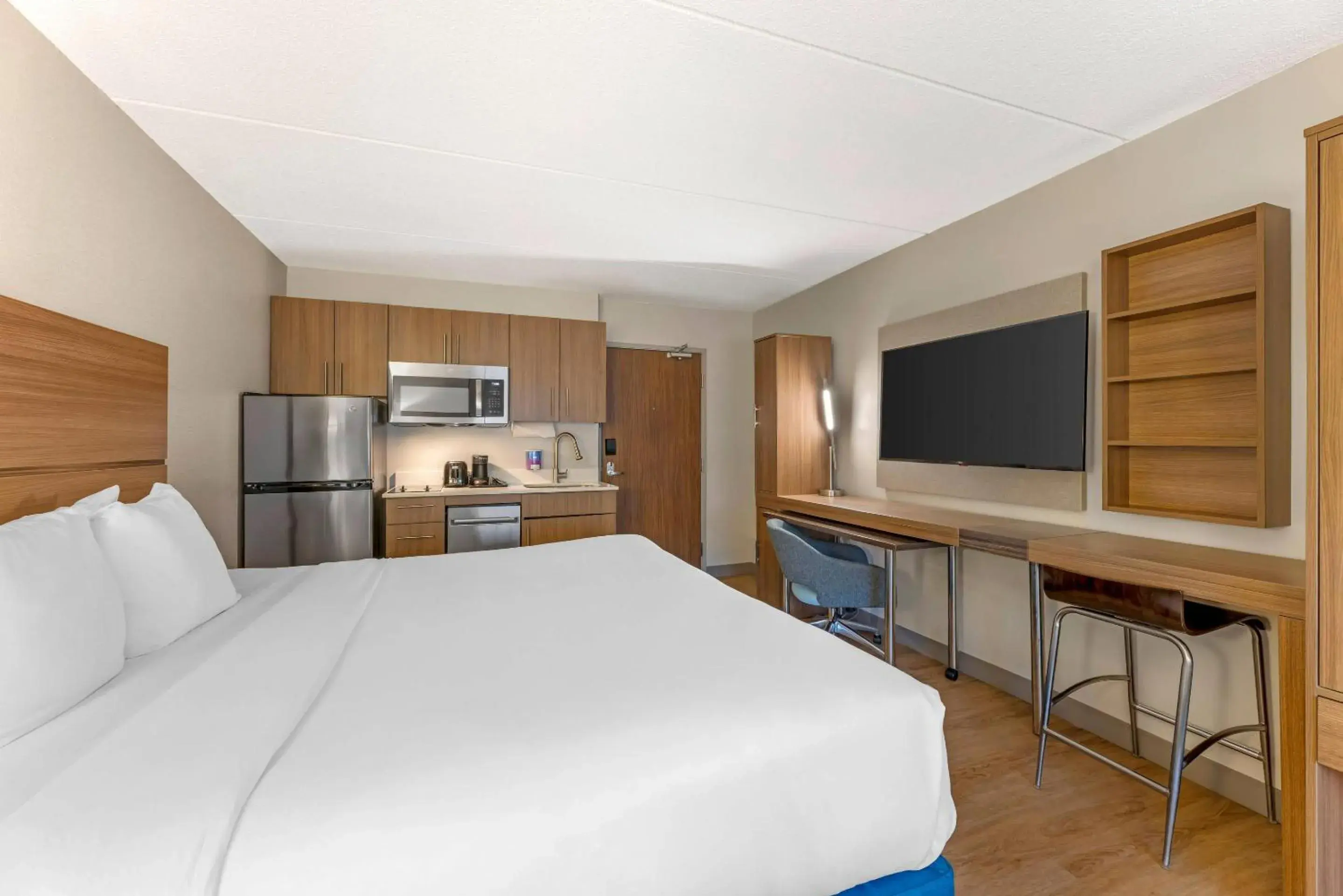 Bedroom, Bed in MainStay Suites Oakbrook Terrace - Chicago Bedroom, Bed in MainStay Suites Oakbrook Terrace - Chicago