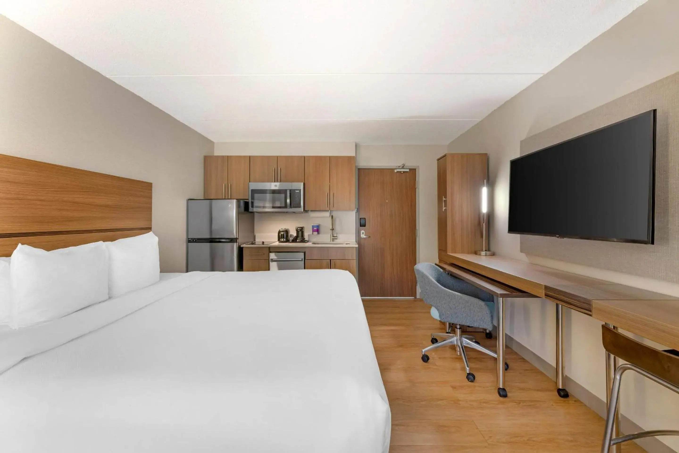 Bedroom, Bed in MainStay Suites Oakbrook Terrace - Chicago Bedroom, Bed in MainStay Suites Oakbrook Terrace - Chicago