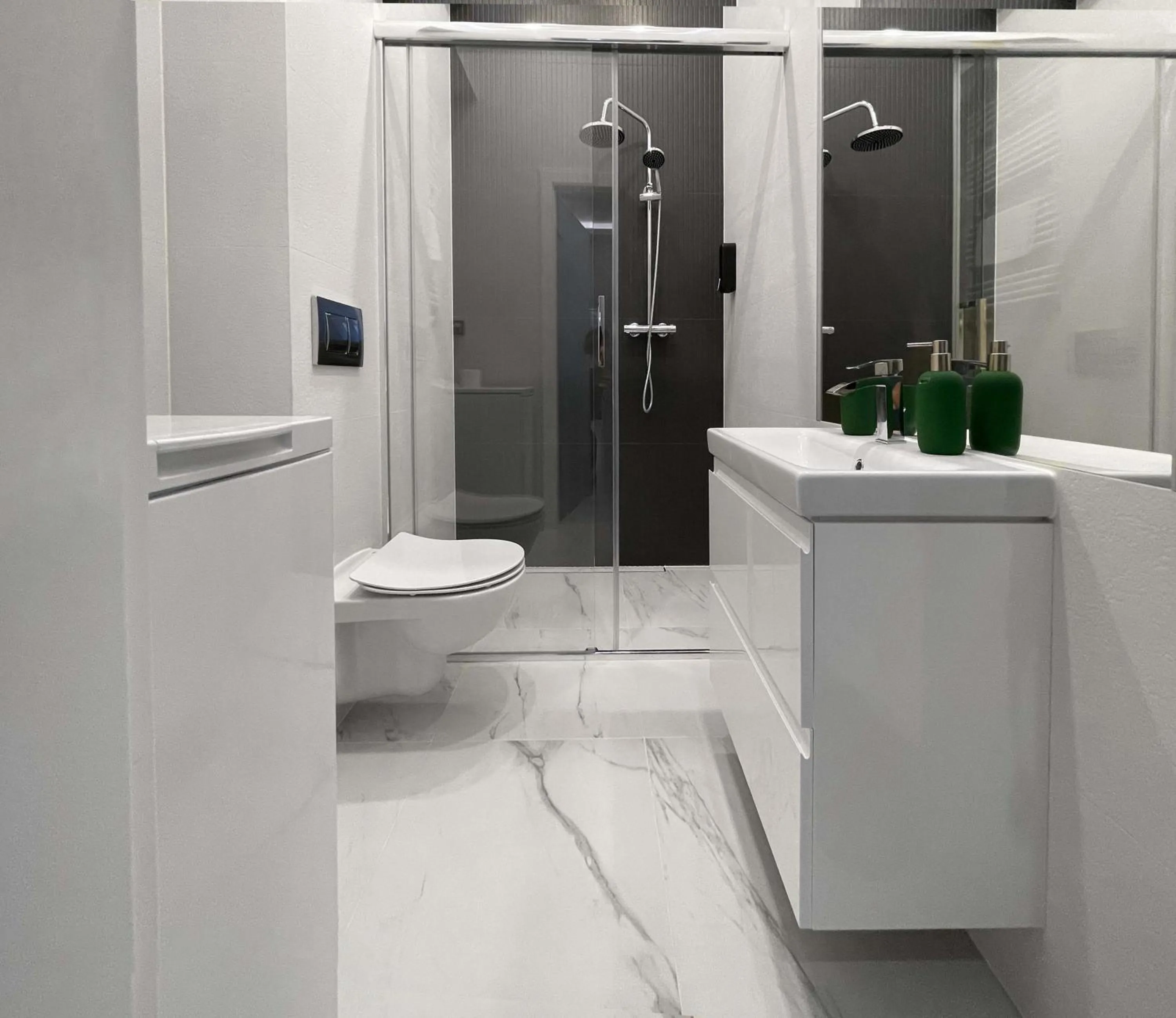 Shower in Starowiślna 41-43 by PI Apartments