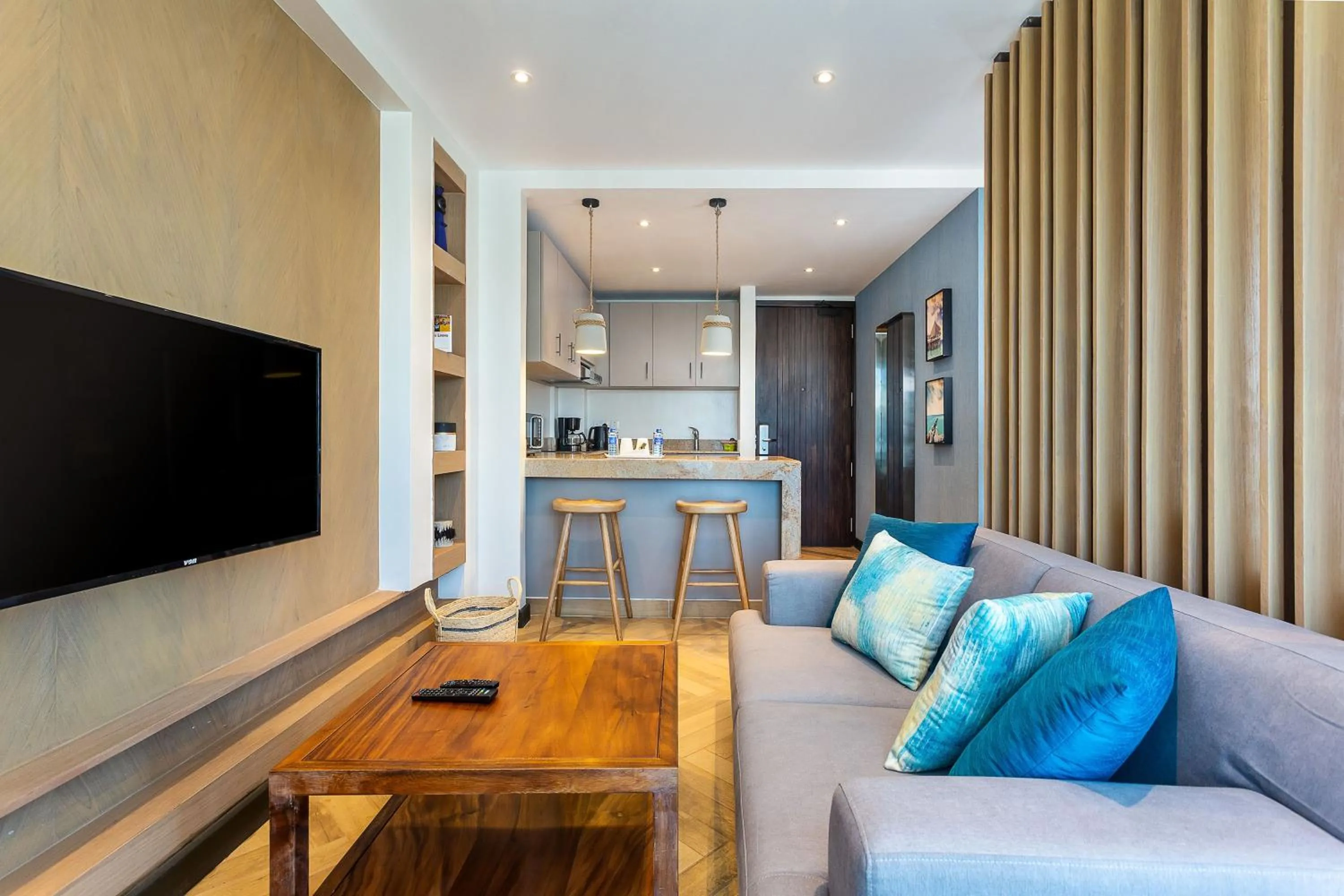 TV and multimedia in Ulwazi Place Hotel by Trianum