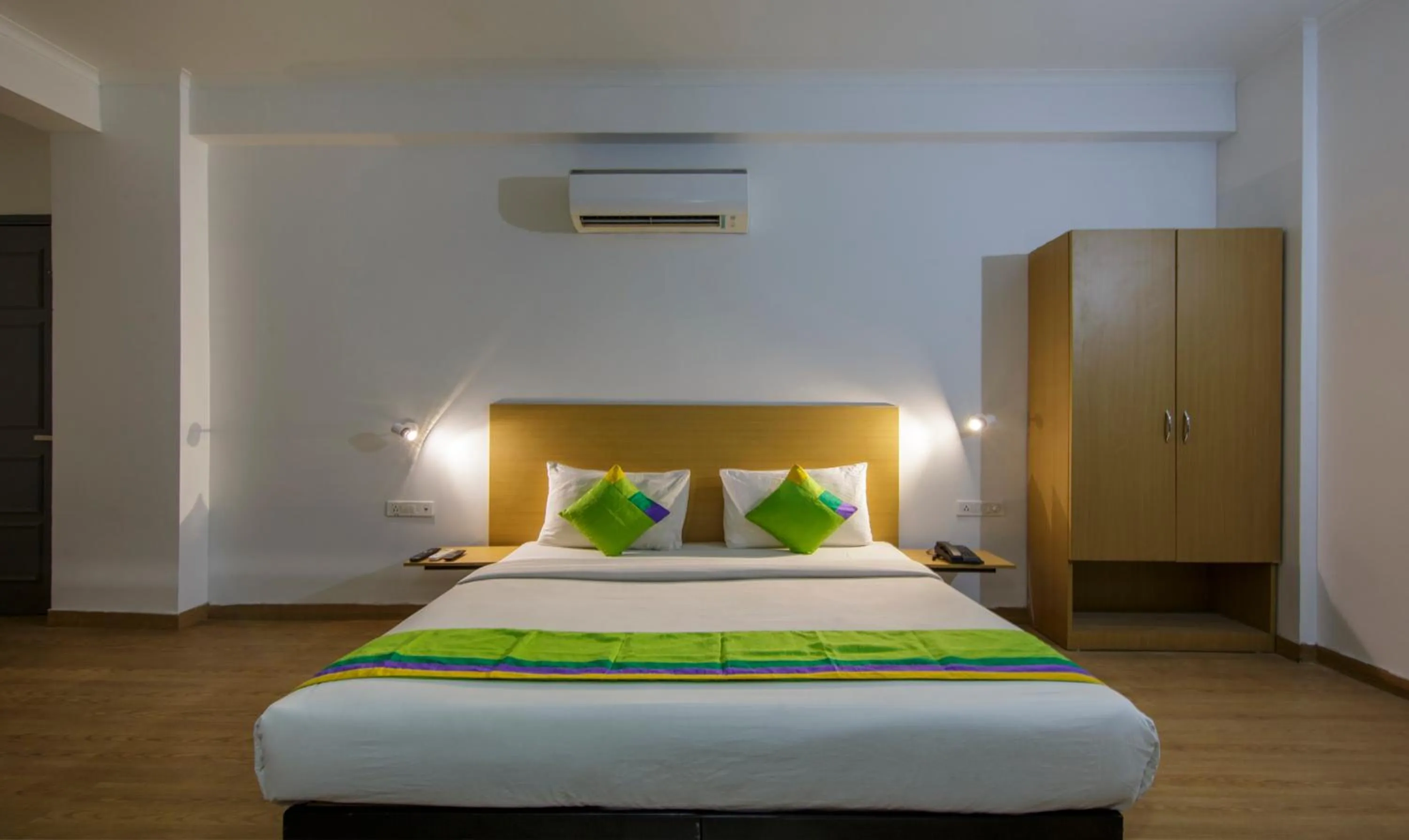 Bed in Treebo Noida Express