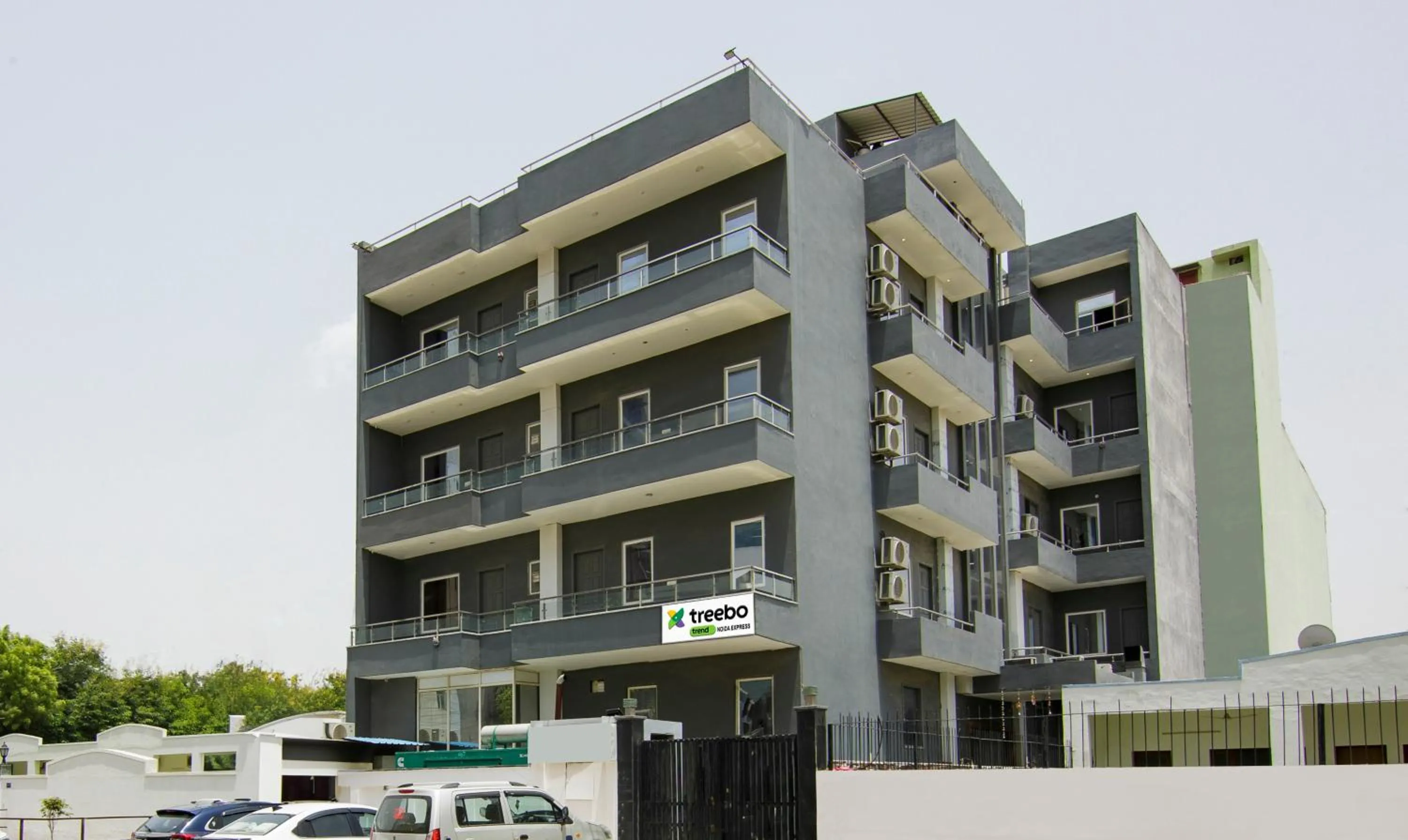 Facade/entrance in Treebo Noida Express