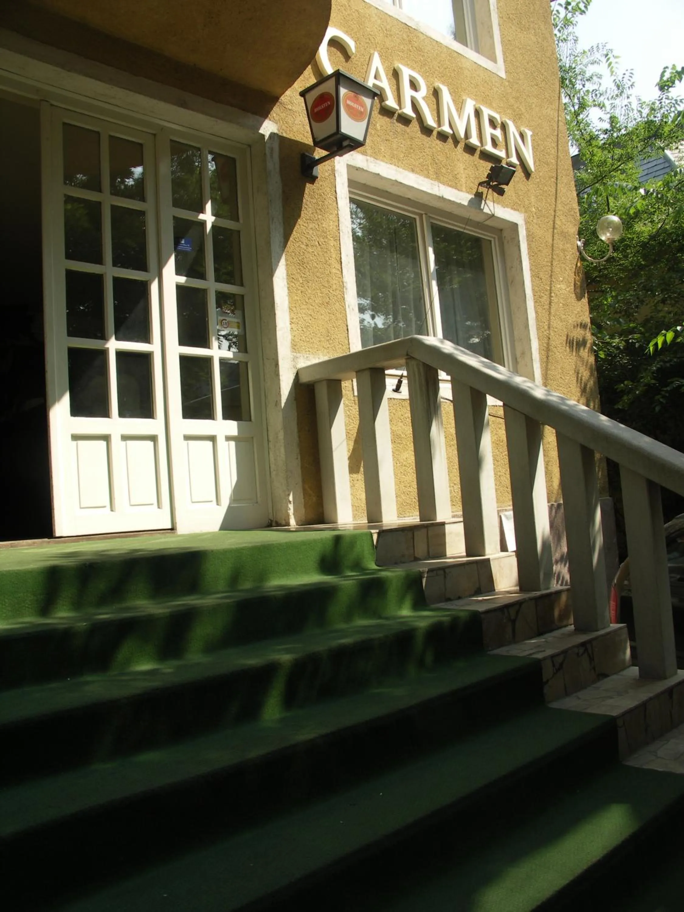 Facade/entrance in Carmen Pension