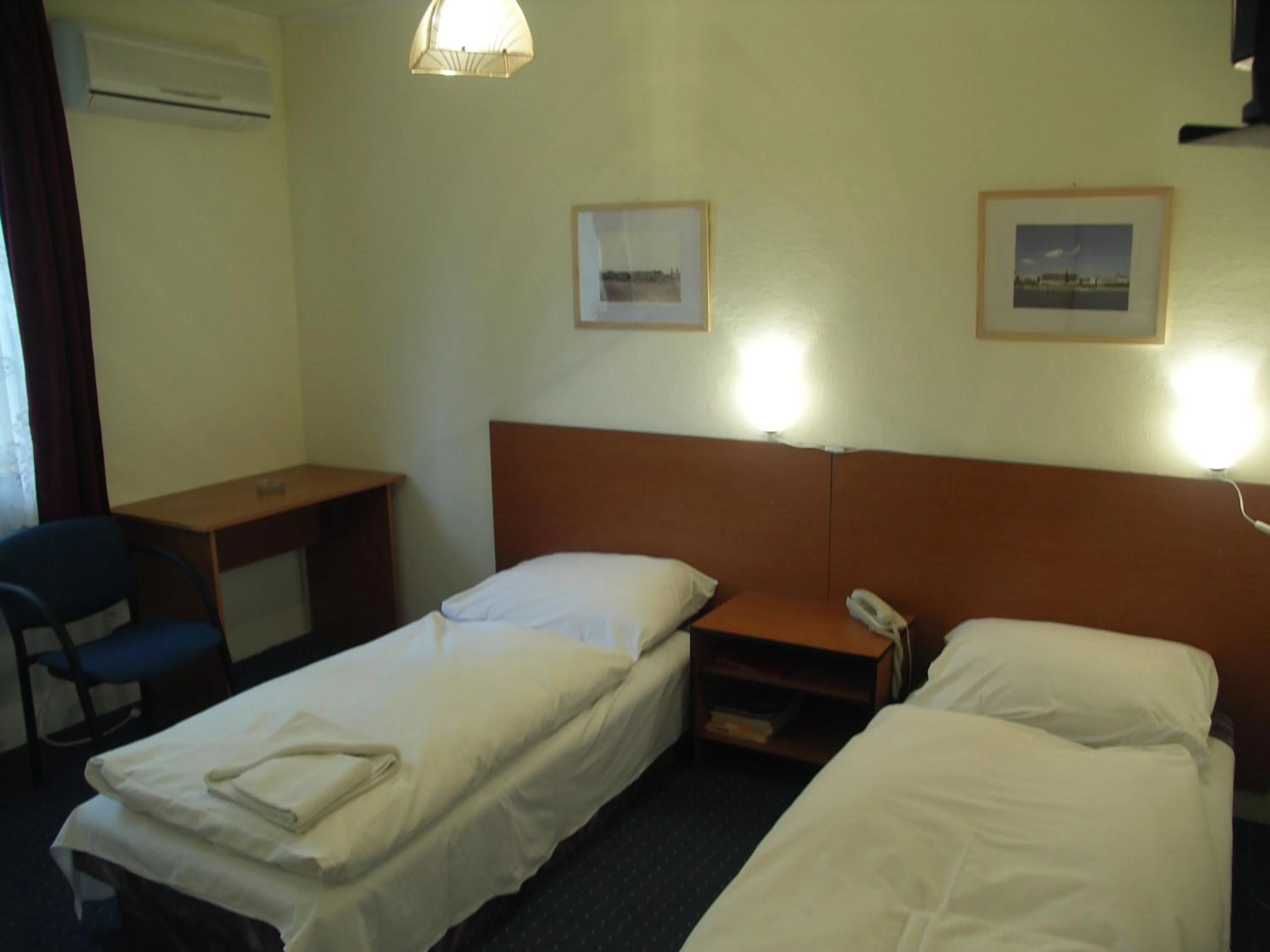 Photo of the whole room, Bed in Carmen Pension
