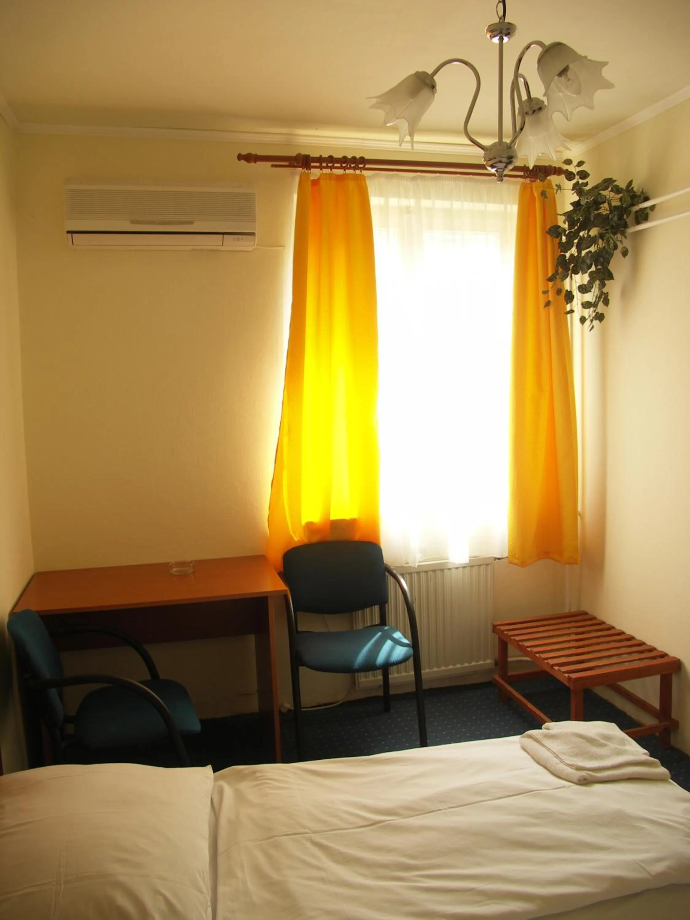 Photo of the whole room, Bed in Carmen Pension
