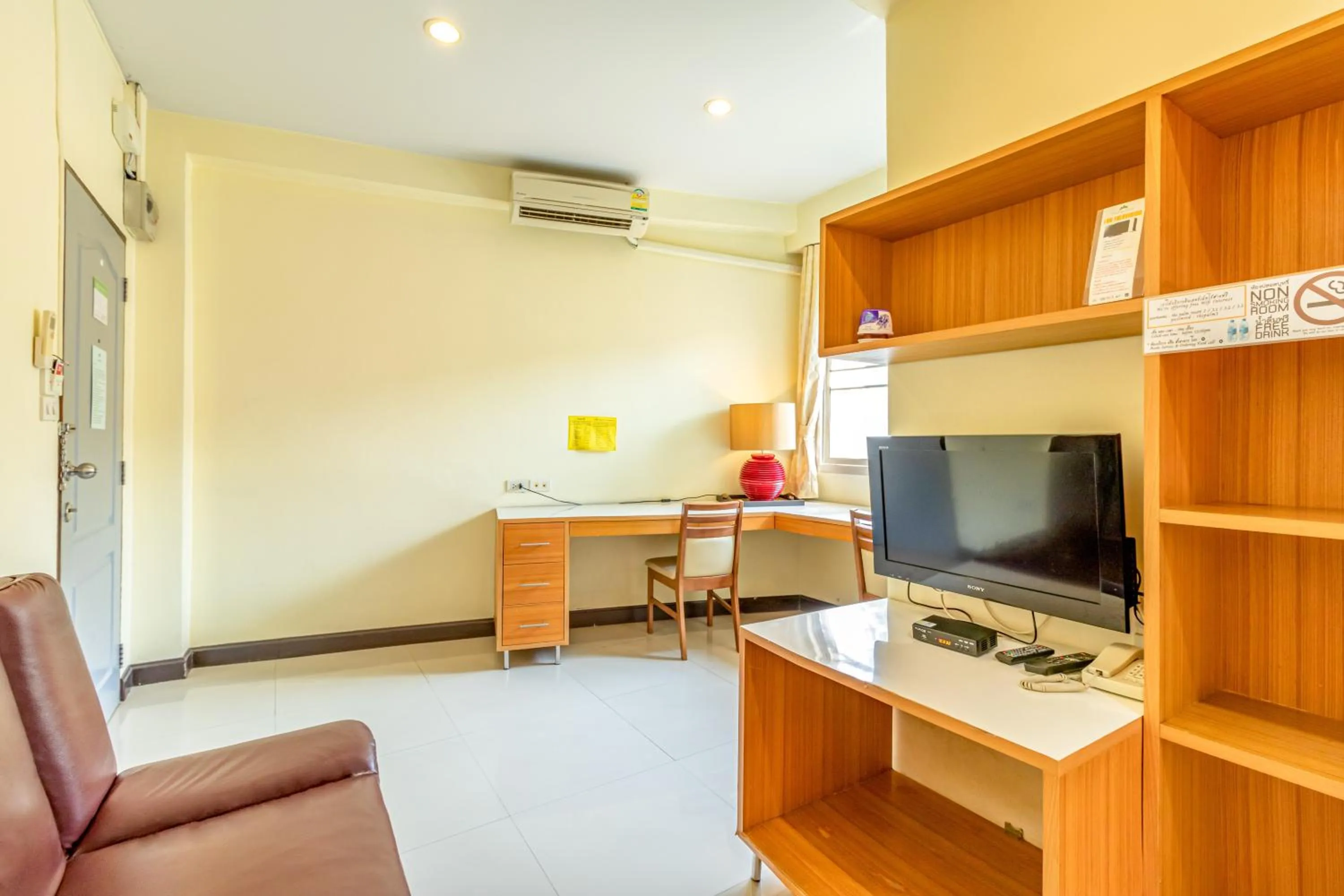 TV and multimedia in The Palm Hotel