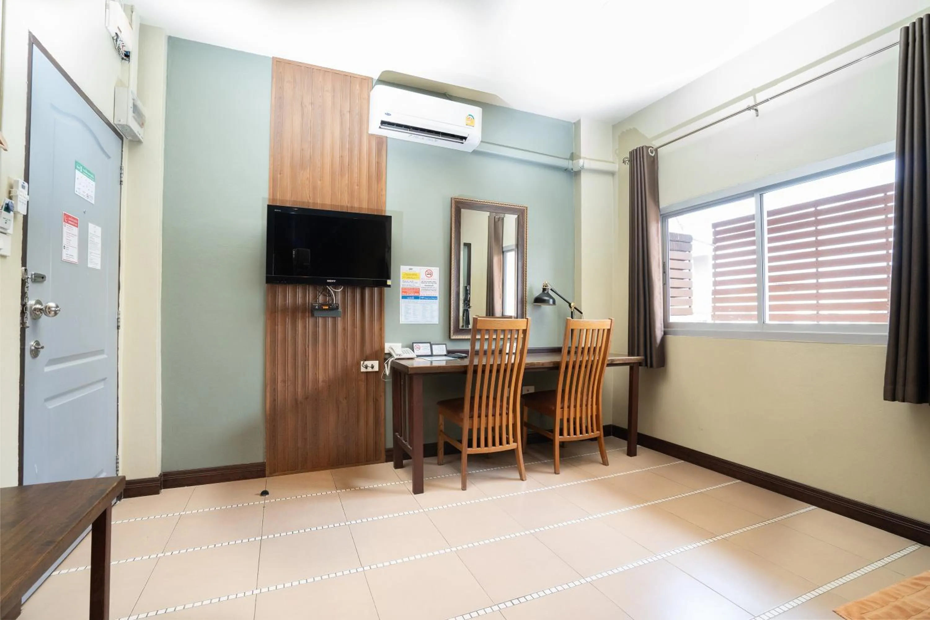 Photo of the whole room in The Palm Hotel