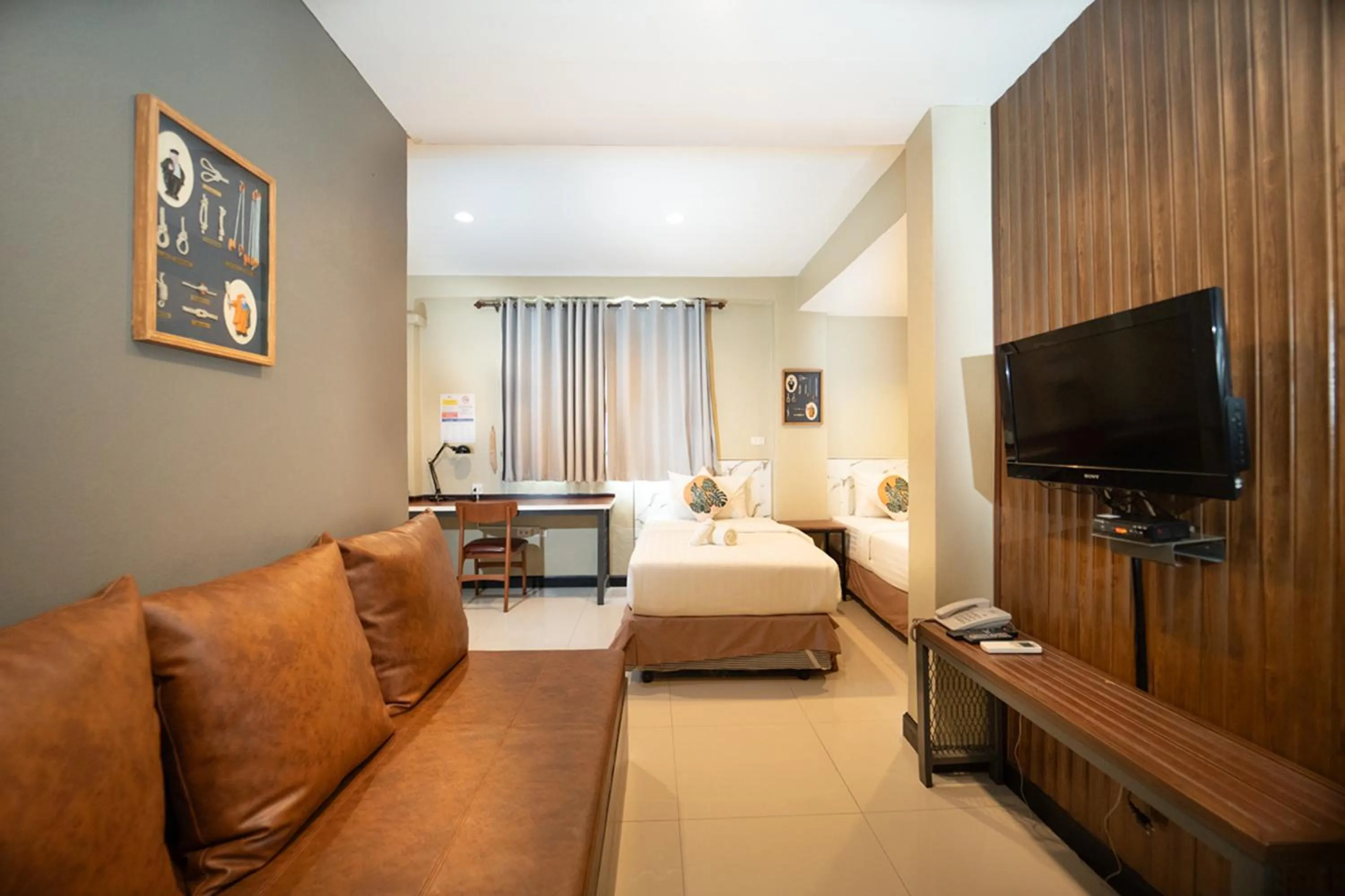 Seating area, Bed in The Palm Hotel