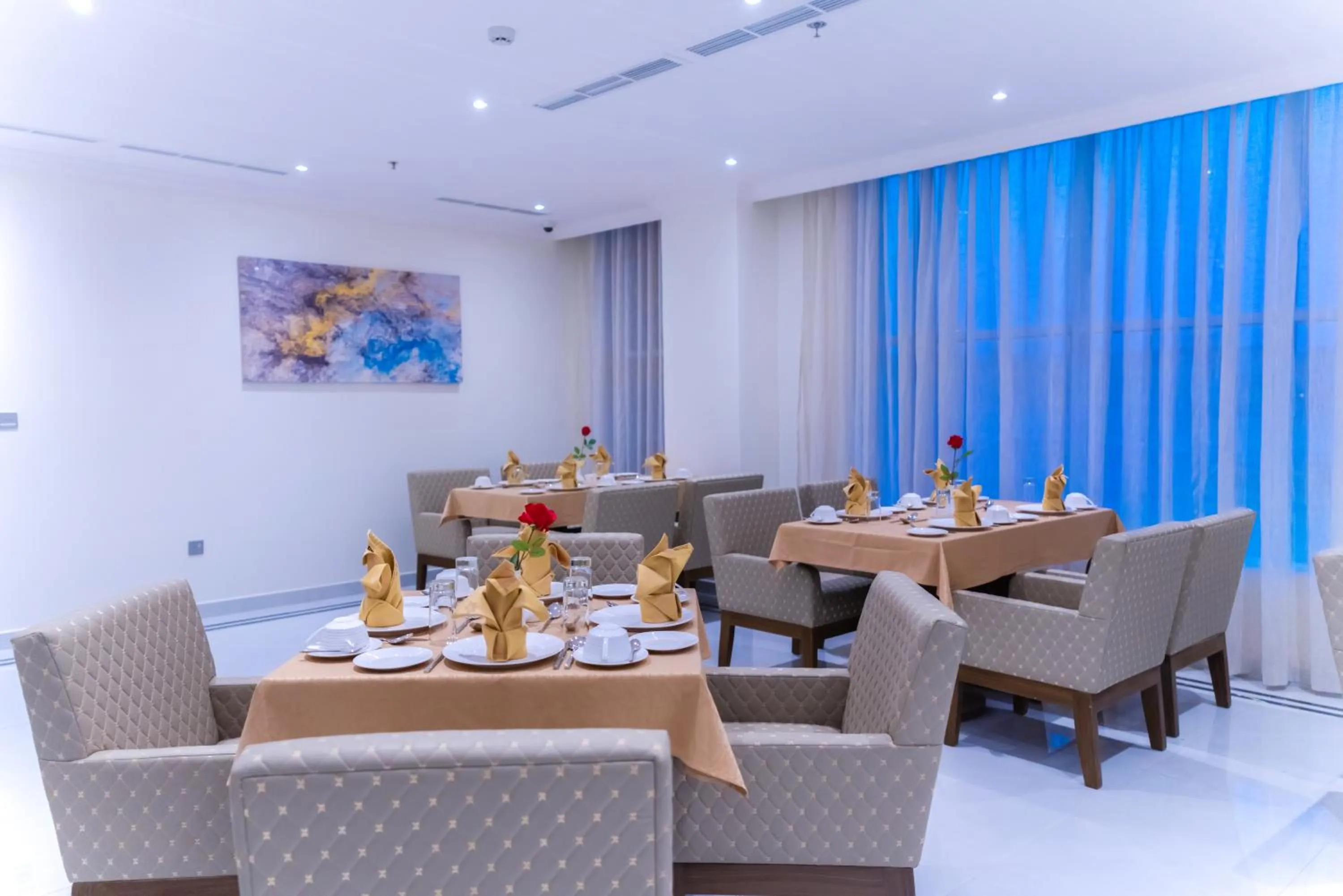 Restaurant/places to eat in The Gate Hotel and Apartments