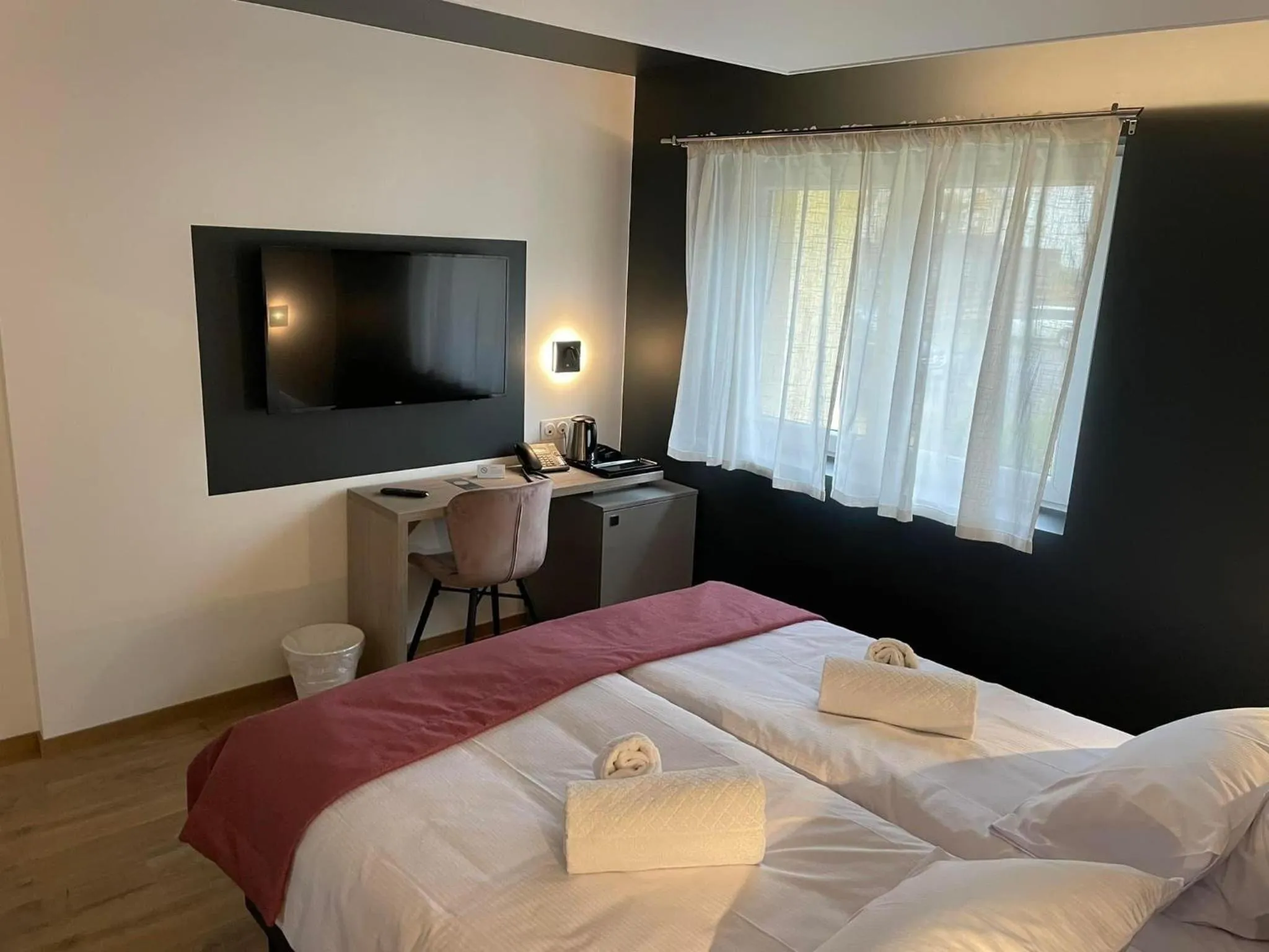 Bed, TV/Entertainment Center in Hôtel & Spa du Tremplin