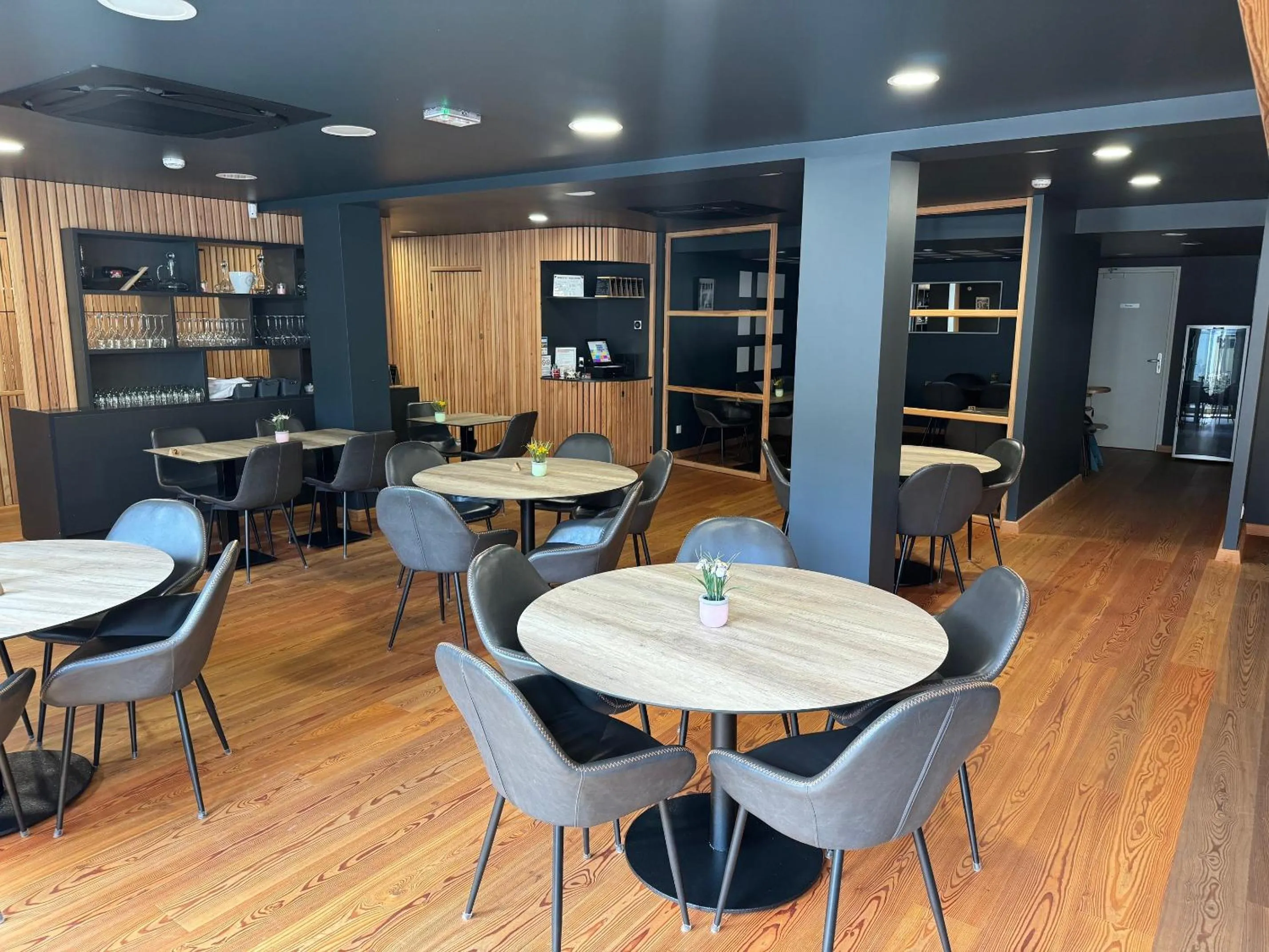 Restaurant/places to eat, Lounge/Bar in Hôtel & Spa du Tremplin