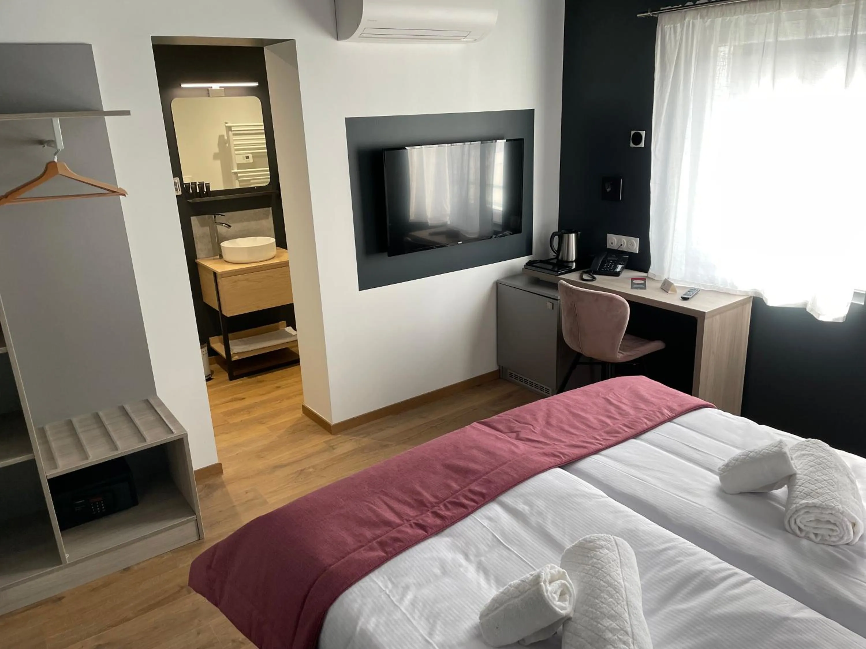 Bed, TV/Entertainment Center in Hôtel & Spa du Tremplin