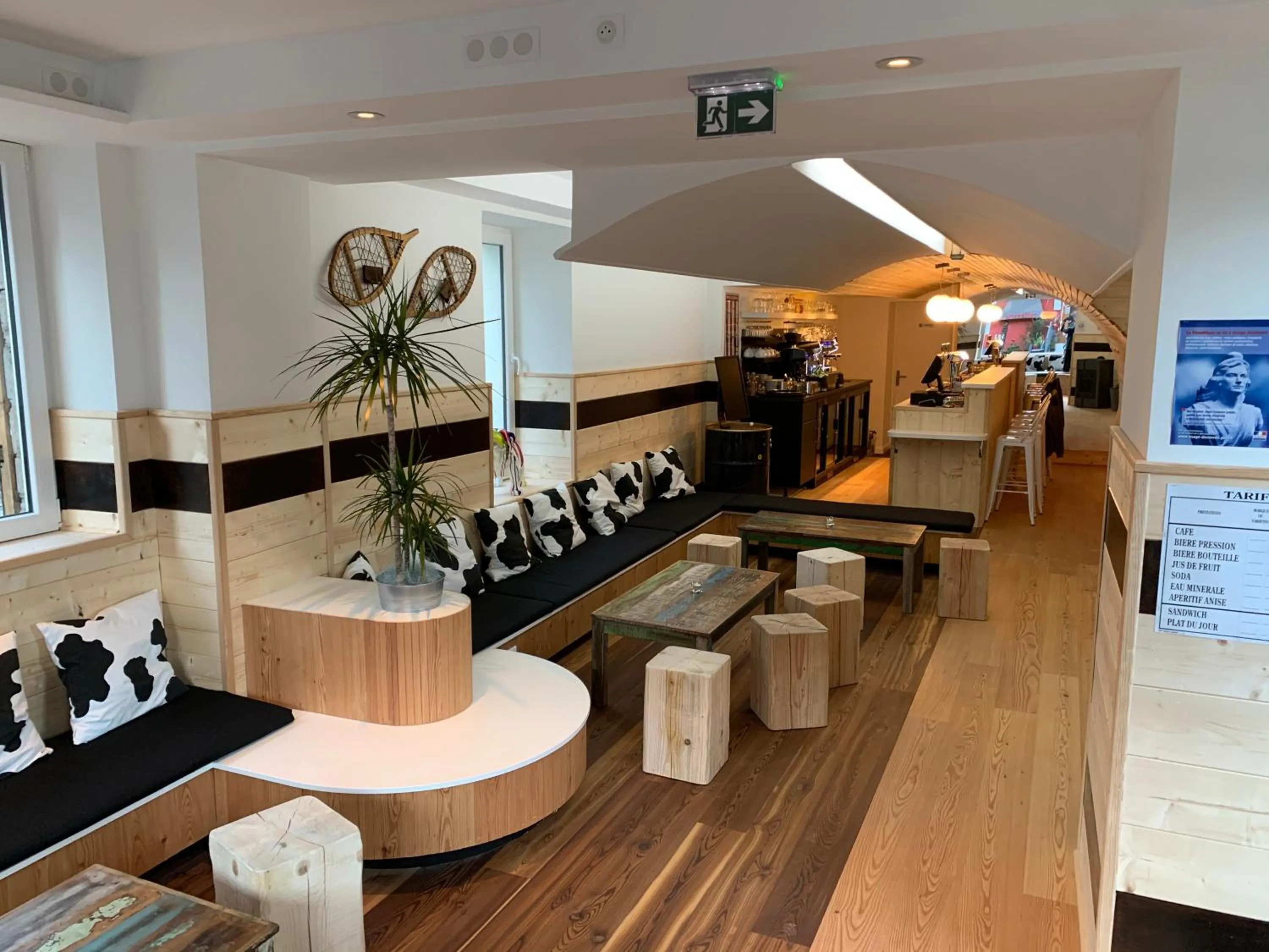 Lounge or bar in Hôtel & Spa du Tremplin