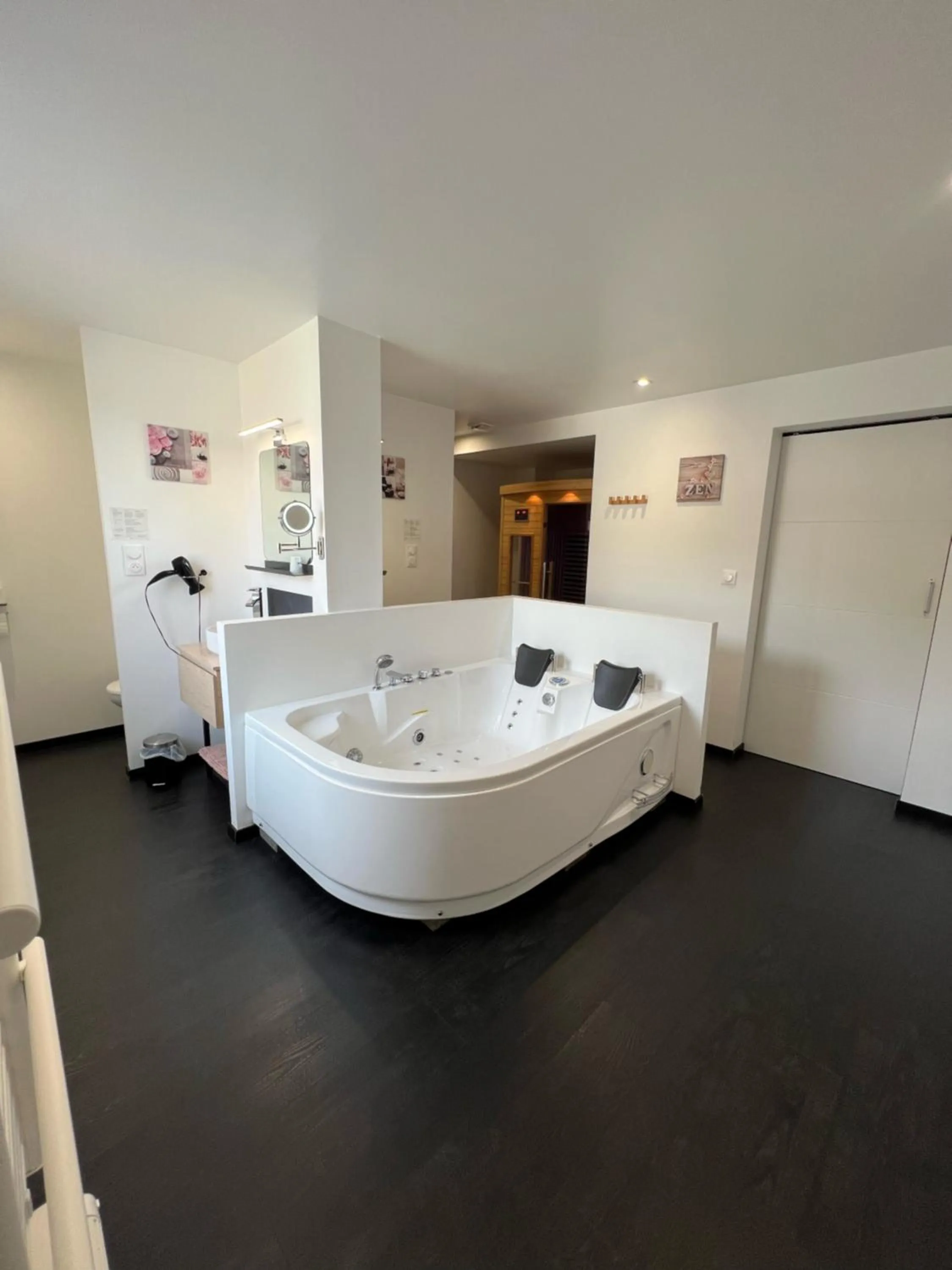 Bed, Bathroom in Hôtel & Spa du Tremplin