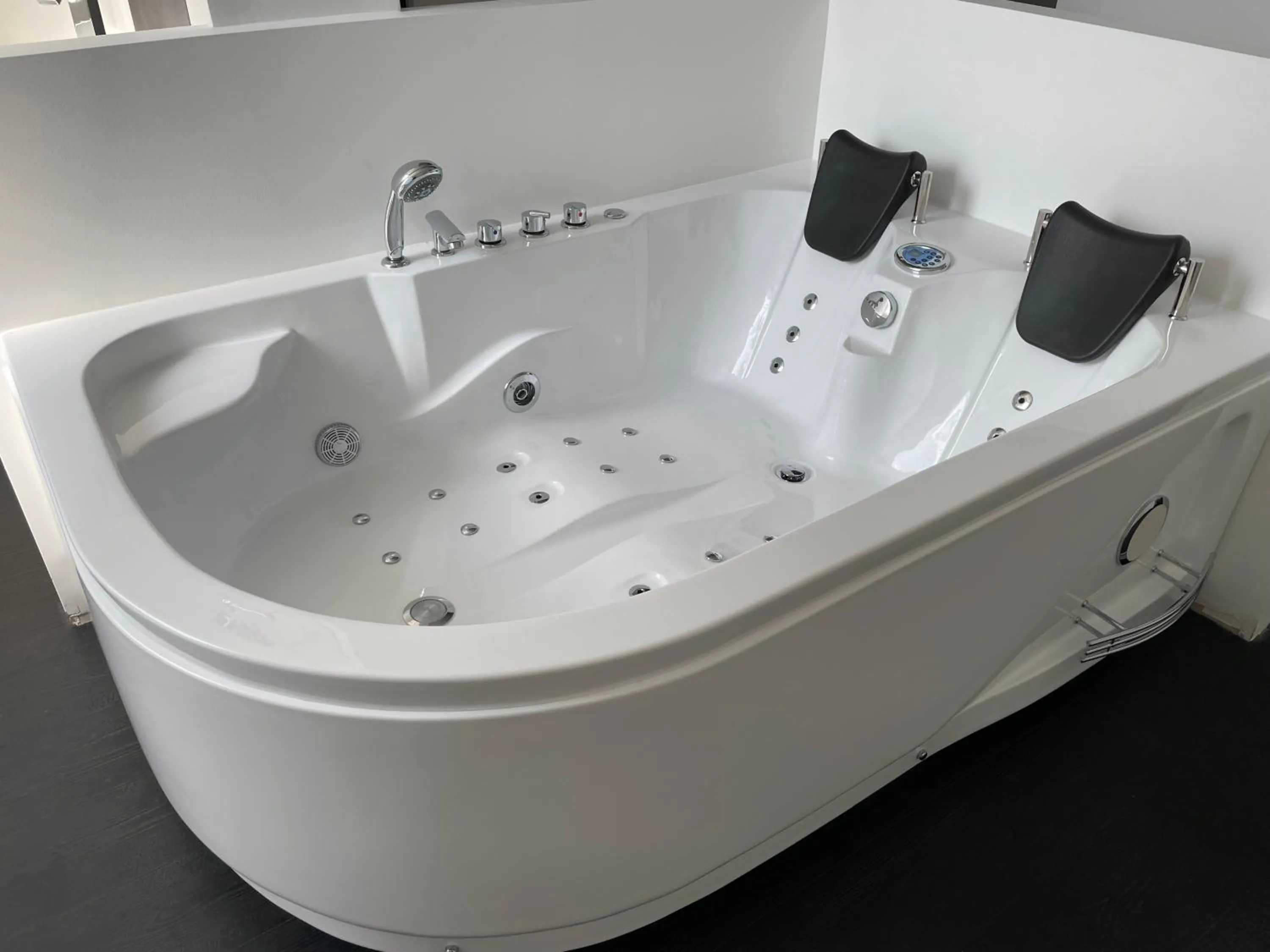 Hot Tub, Bathroom in Hôtel & Spa du Tremplin