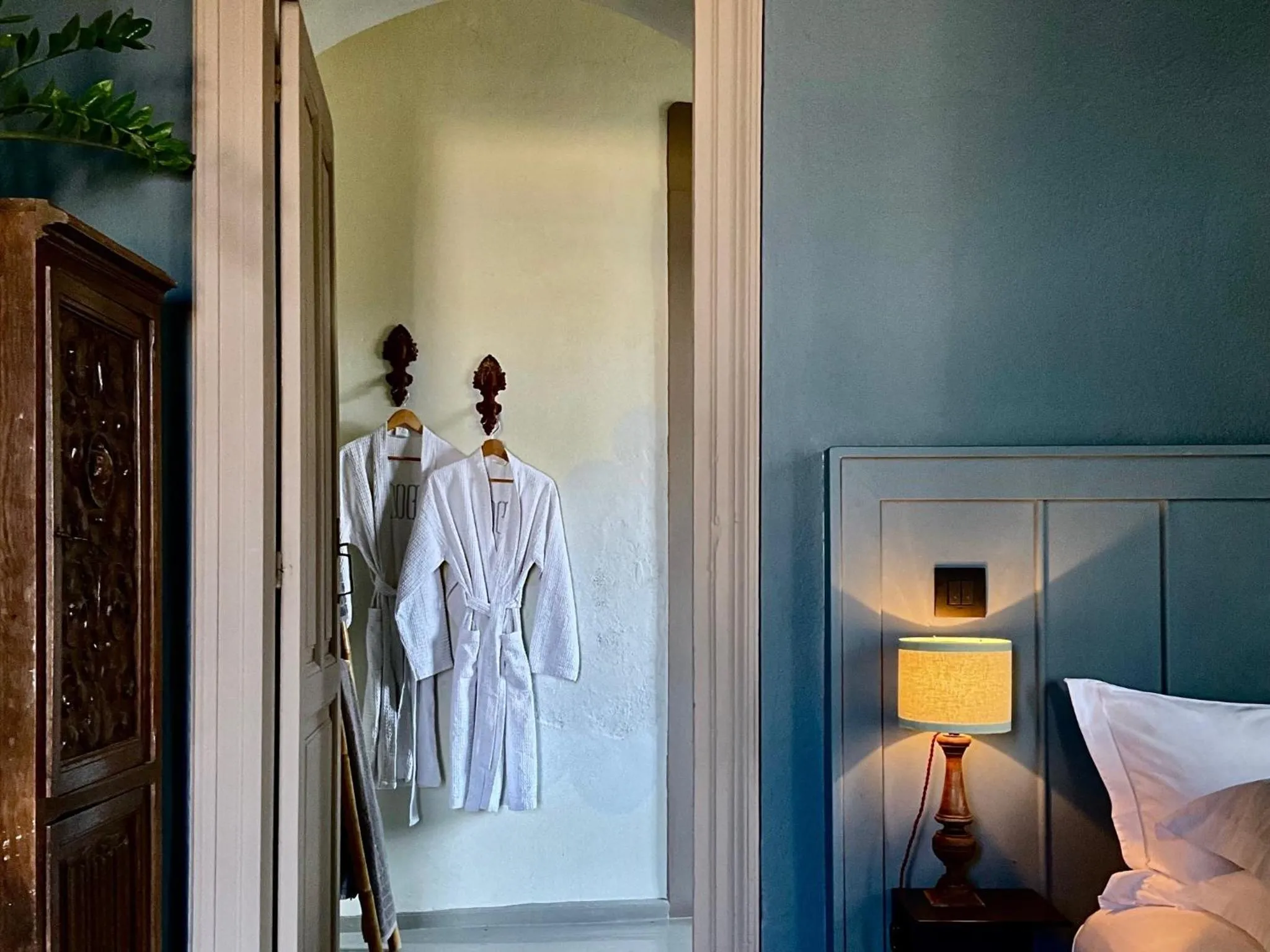 Bathroom, Bed in 1900 Hotel