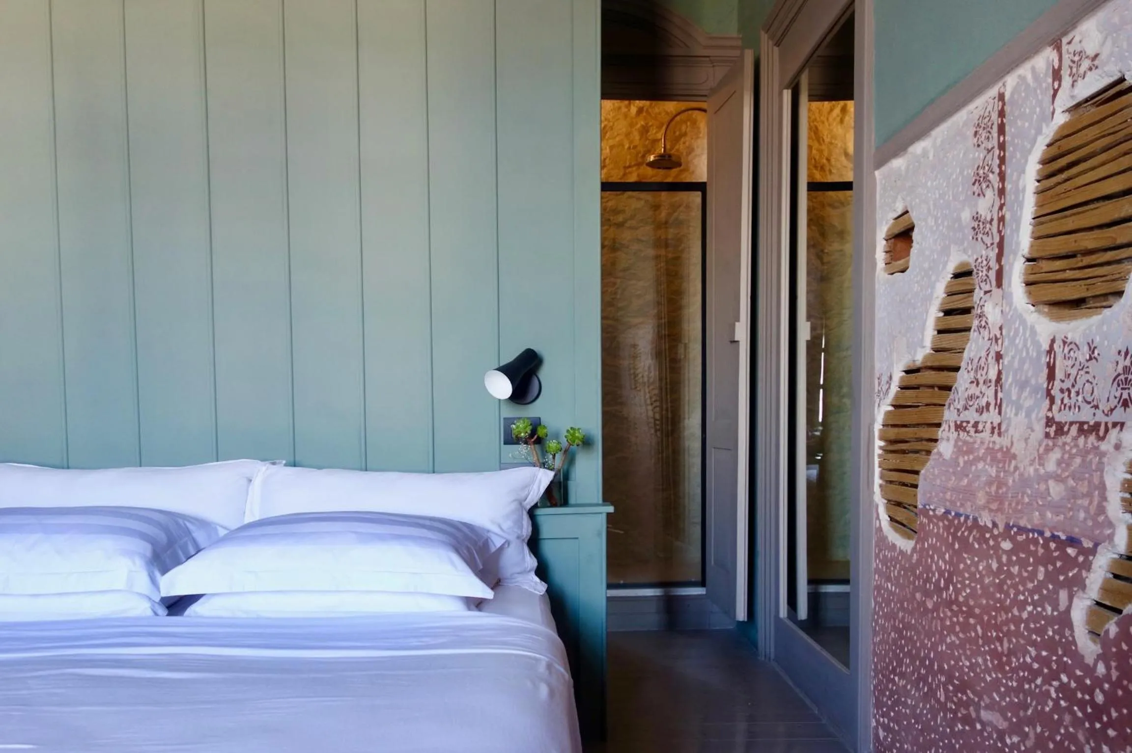 Shower, Bed in 1900 Hotel