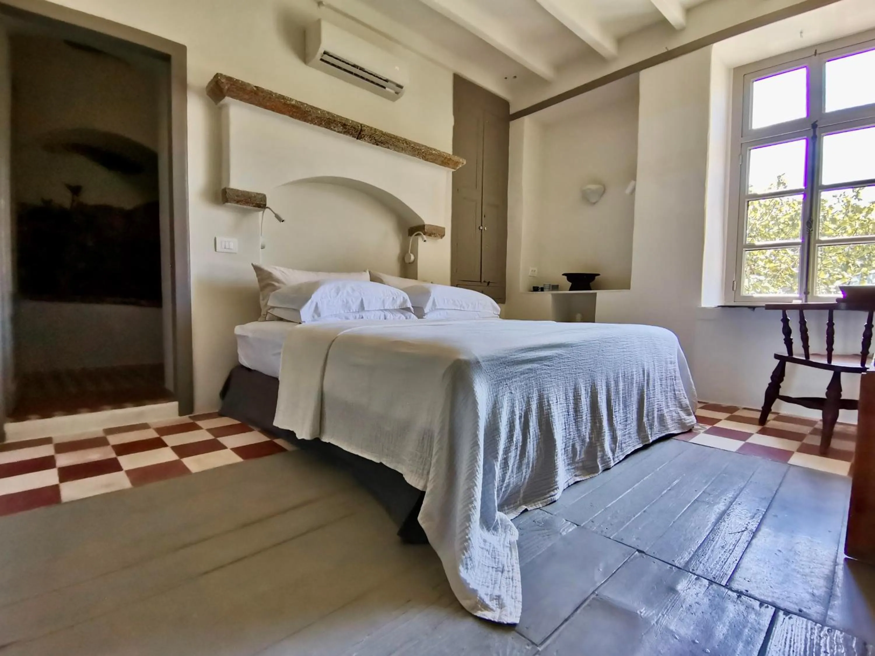 Bed in 1900 Hotel