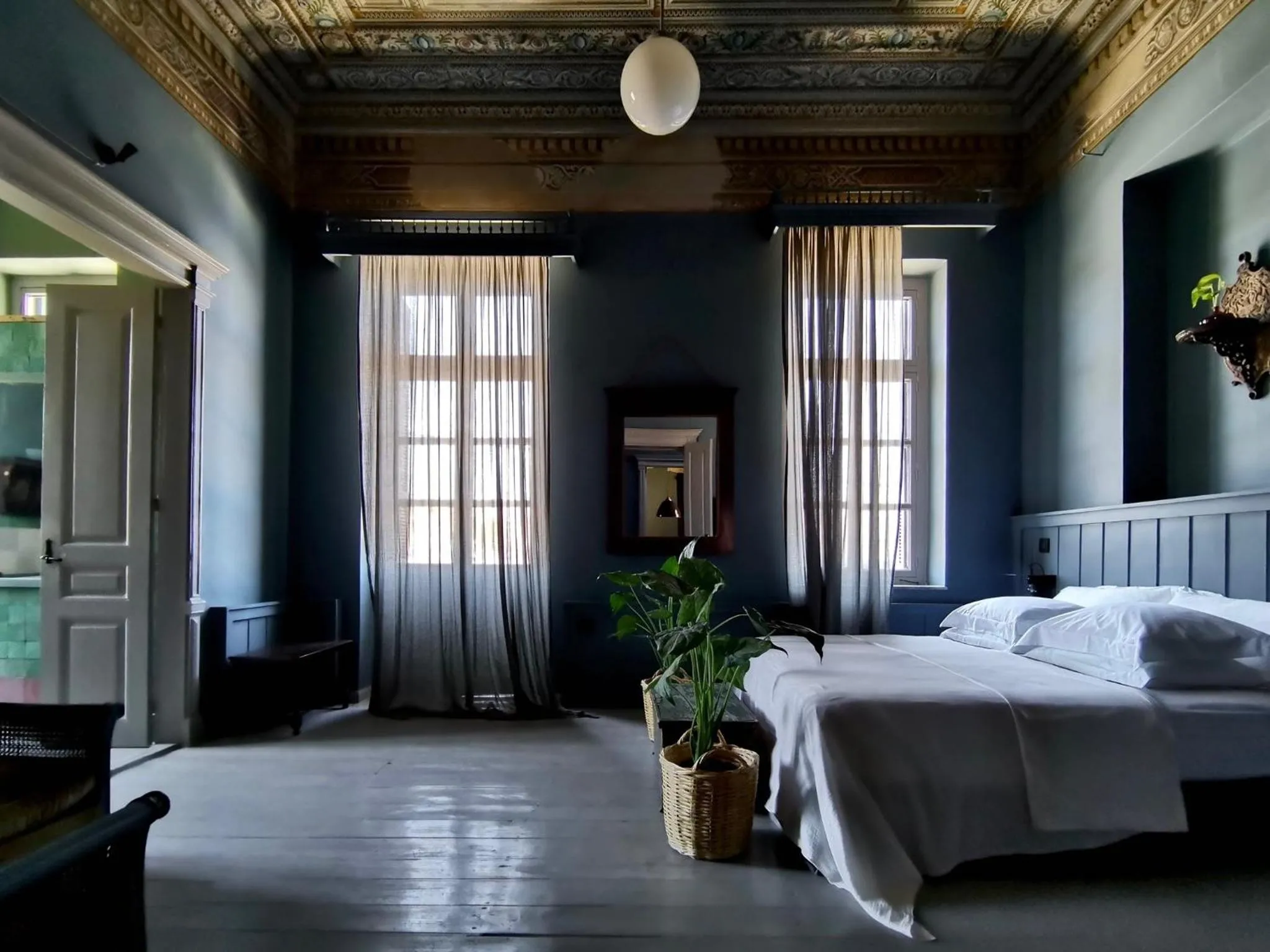 Photo of the whole room, Bed in 1900 Hotel