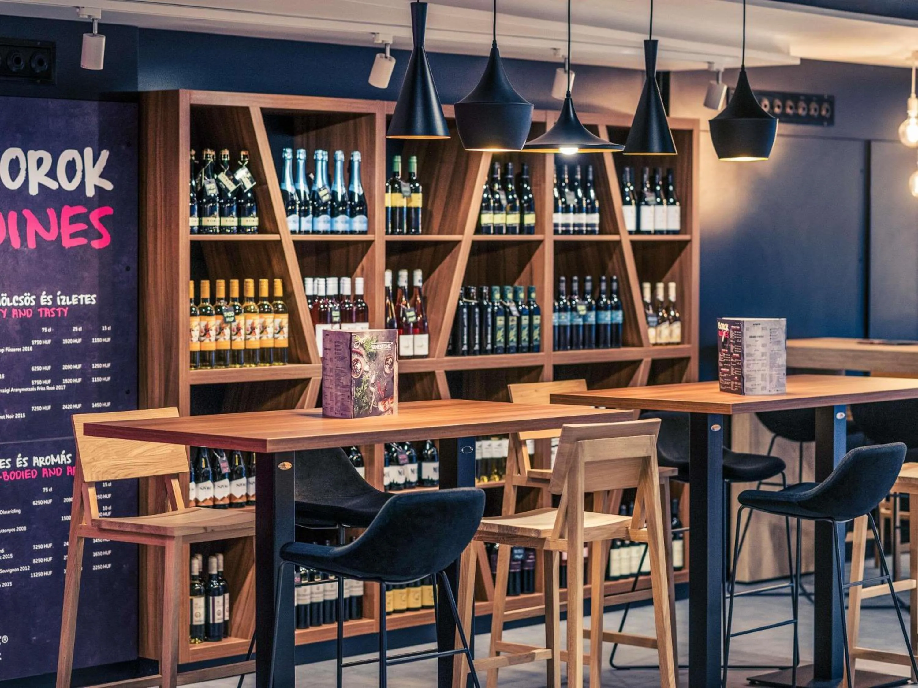 Lounge or bar in Mercure Budapest City Center