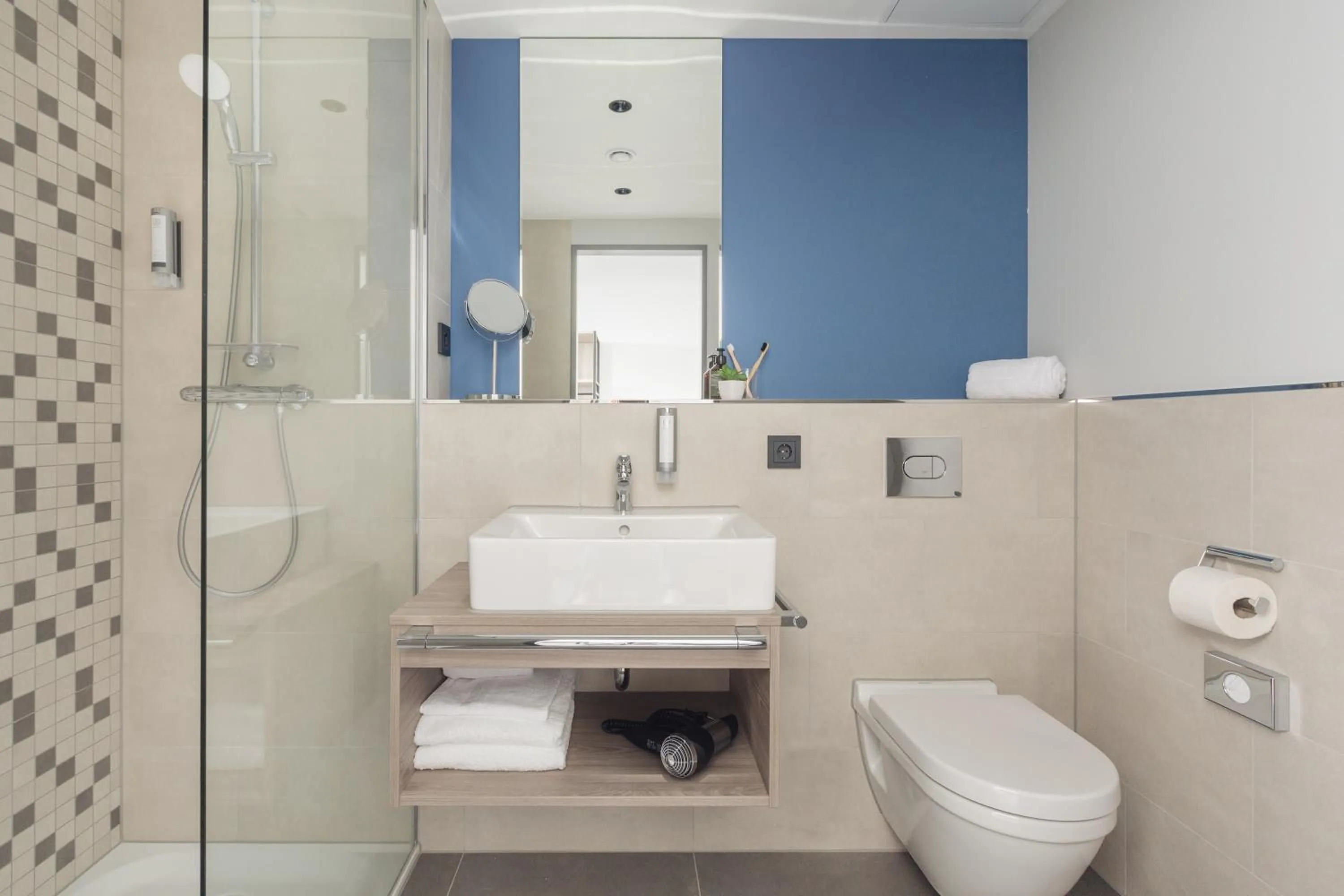 Bathroom in Garner Hotel Augsburg Nord by IHG