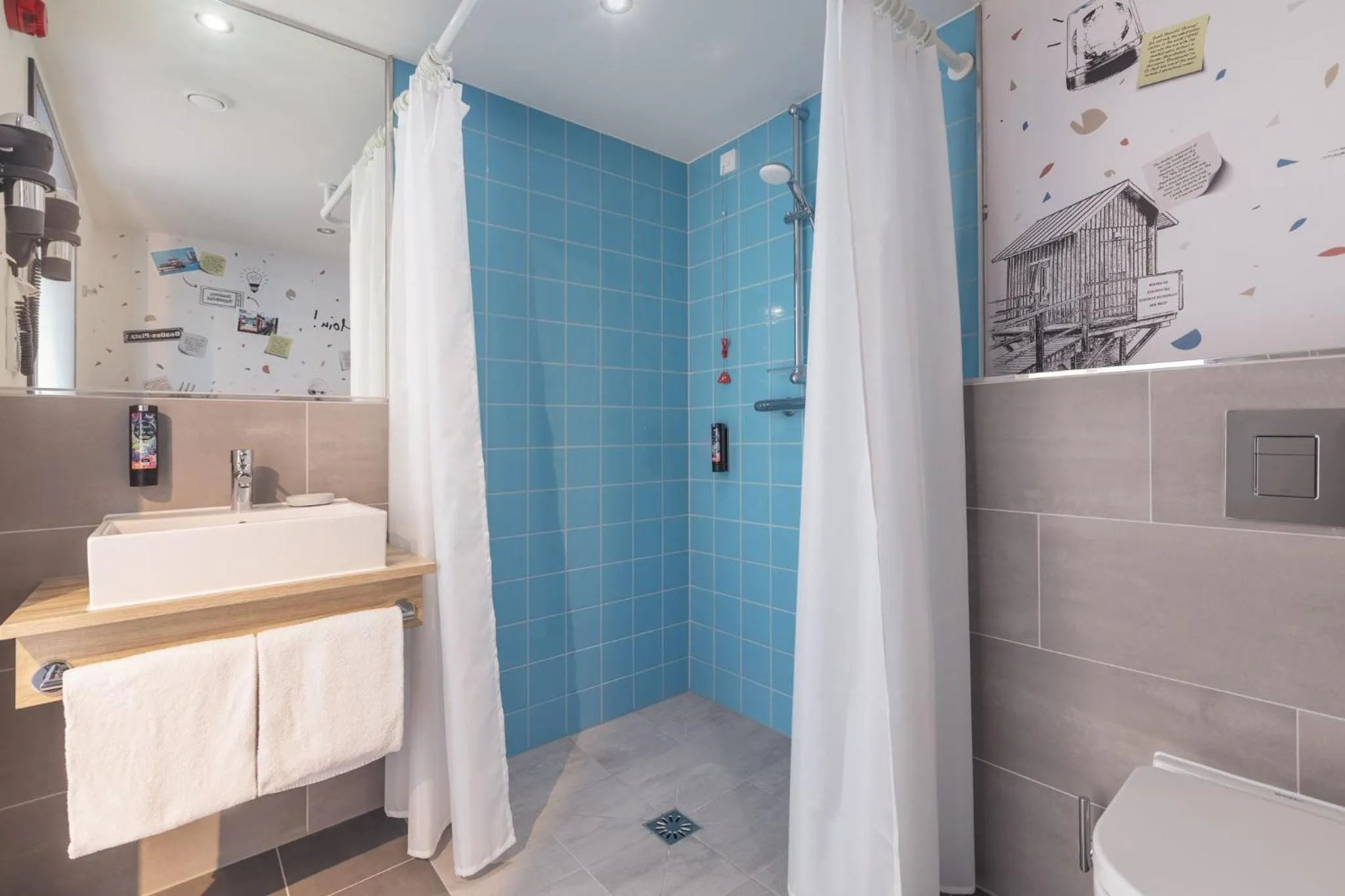 Bathroom in Holiday Inn - the niu, Yen Hamburg City by IHG