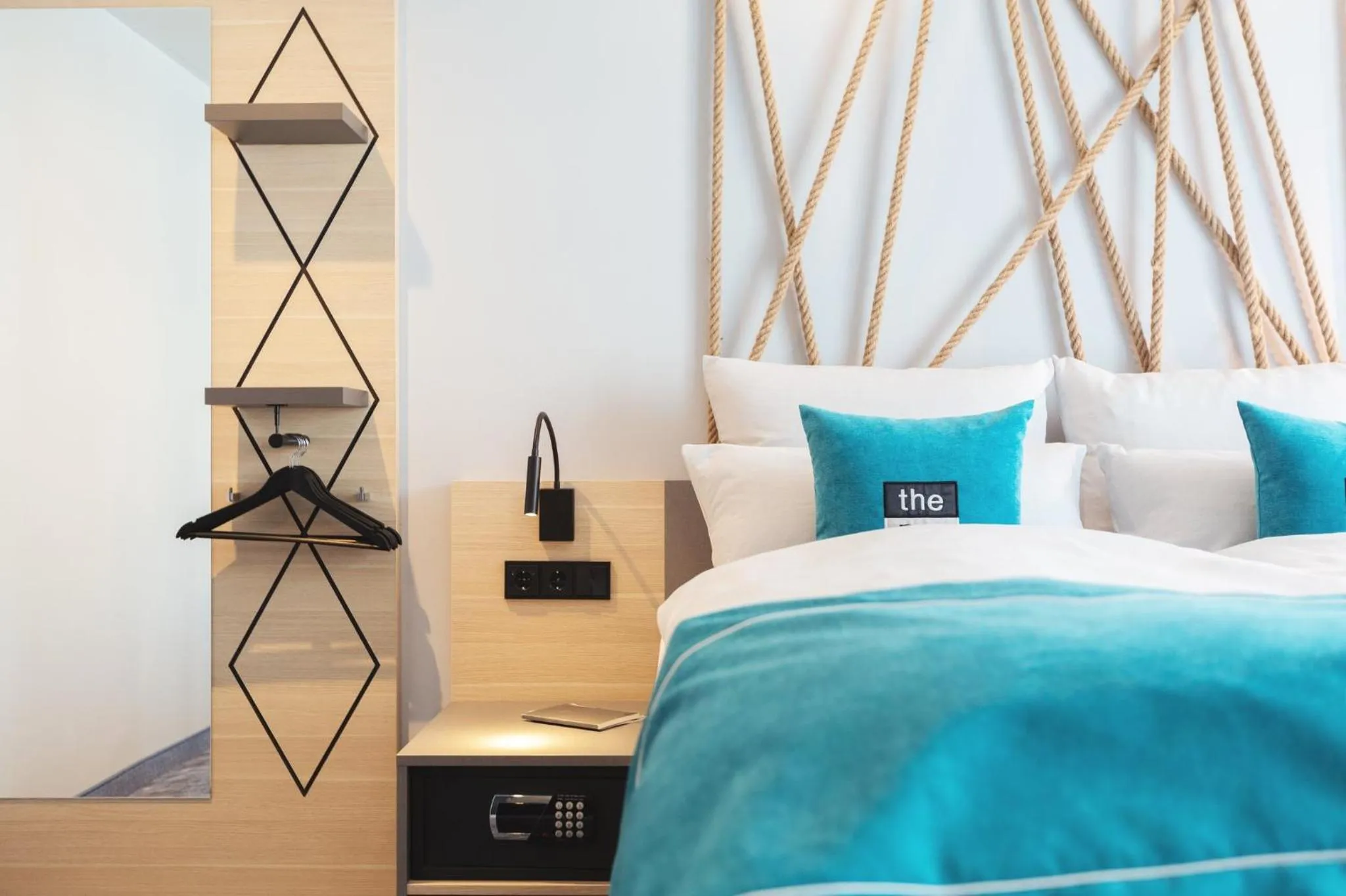 Photo of the whole room, Bed in Holiday Inn - the niu, Yen Hamburg City by IHG