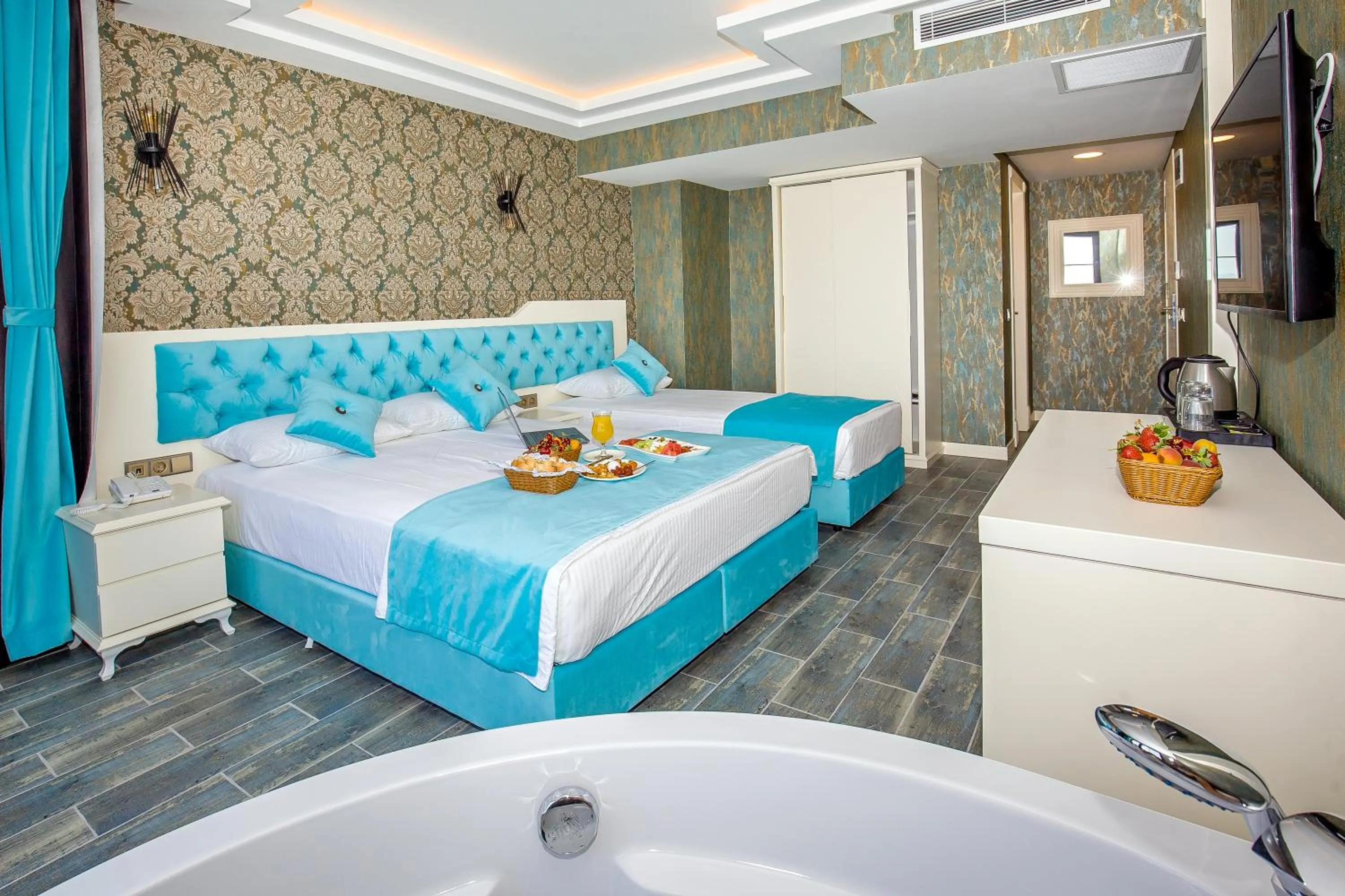 Photo of the whole room, Bed in The Lea Hotel