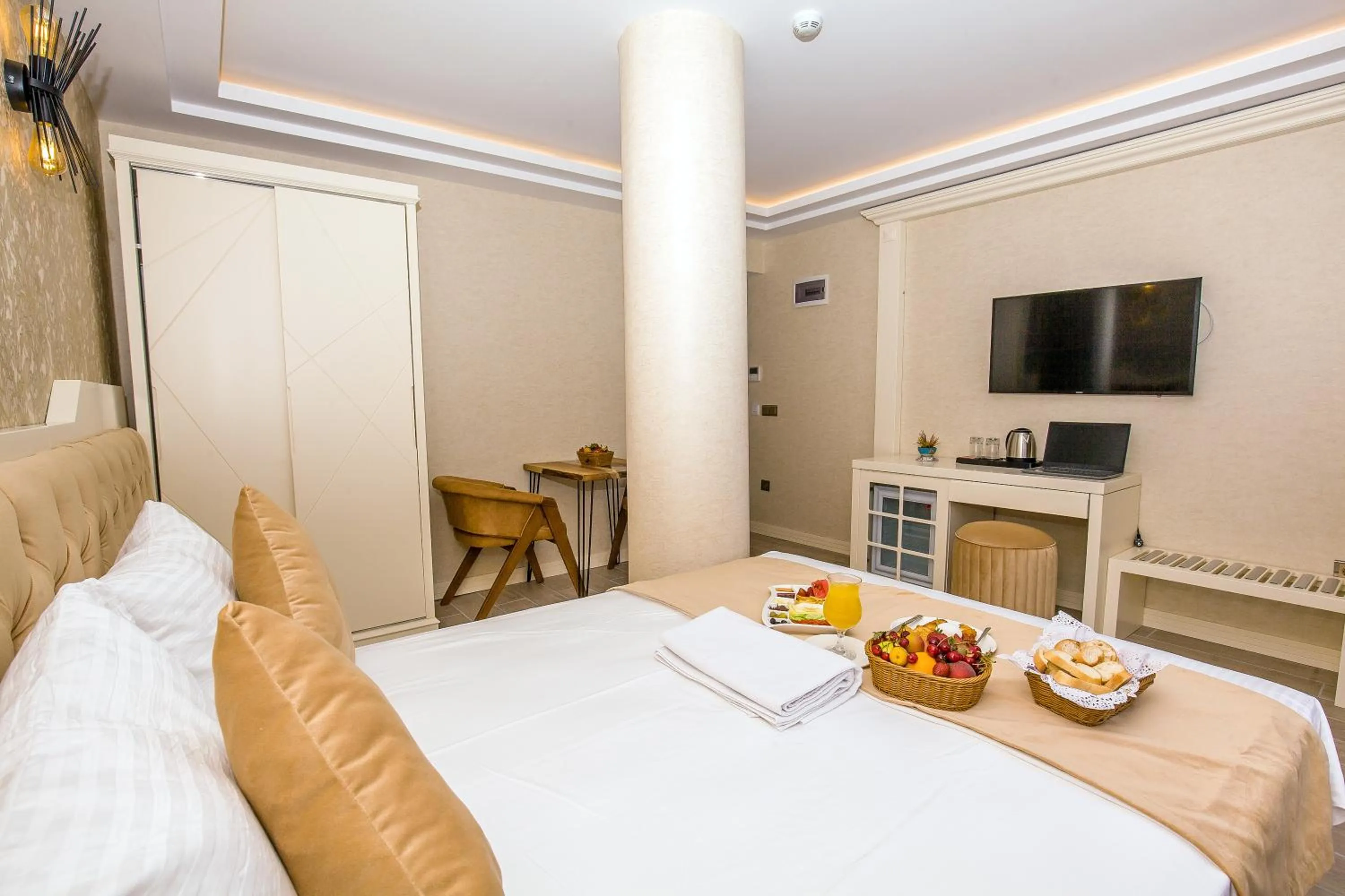 Photo of the whole room, Bed in The Lea Hotel